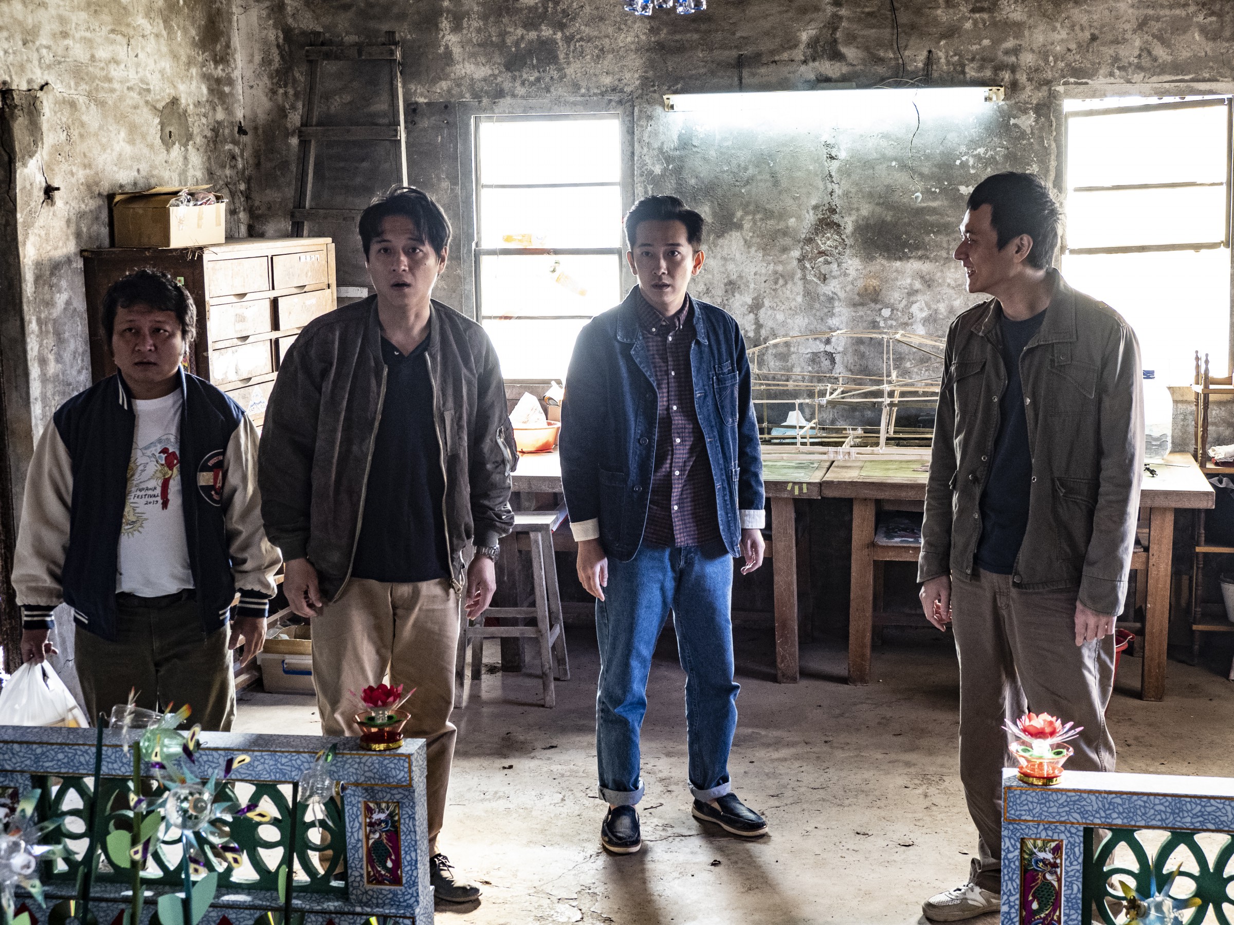 《同學麥娜絲》講述四位高中同學長大後的生活，幽默道出中年男子面對到的的人生困境。（甲上）