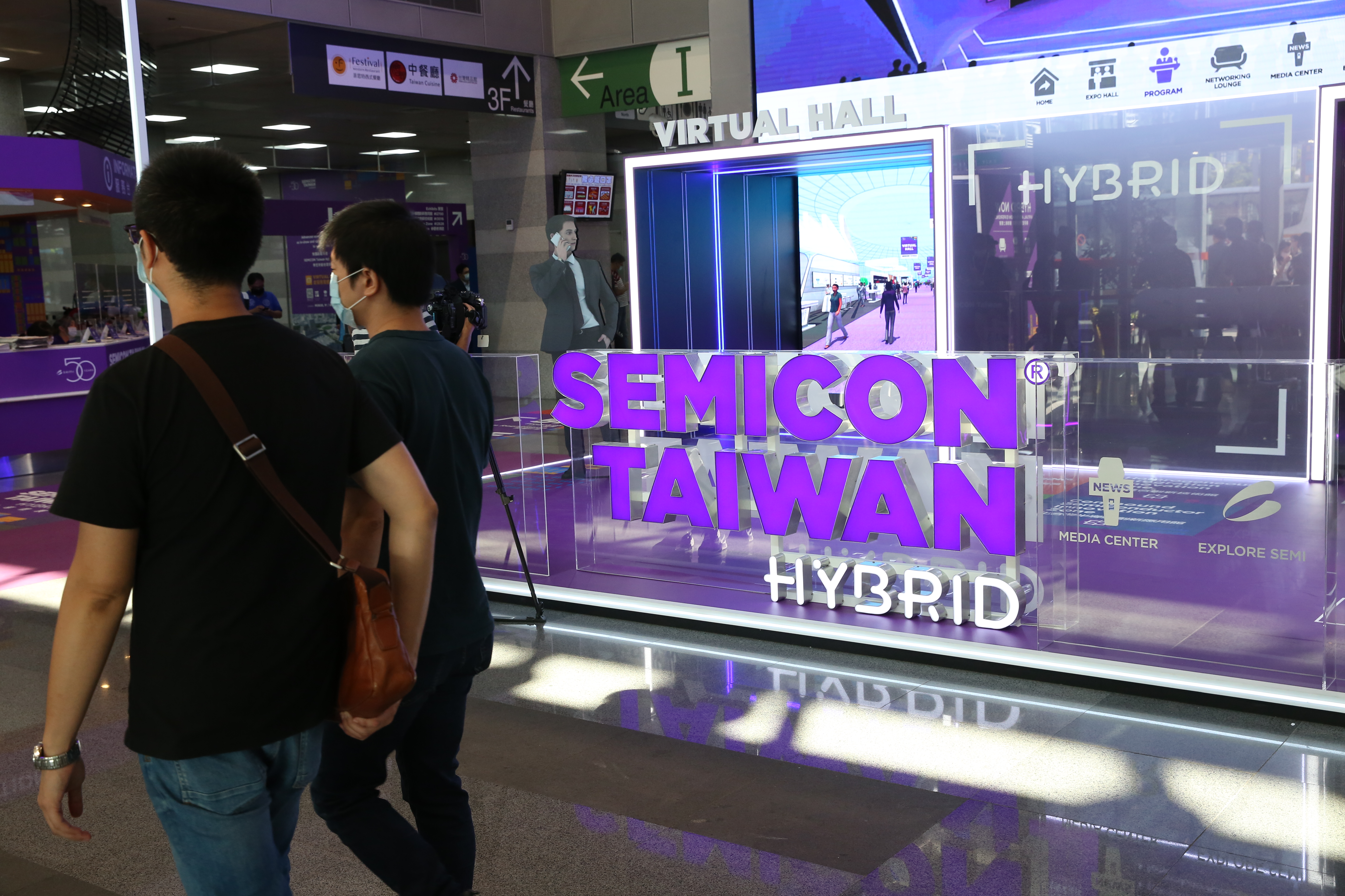 半導體產業旺，投資人可透過半導體產業型ETF跟上科技熱潮。