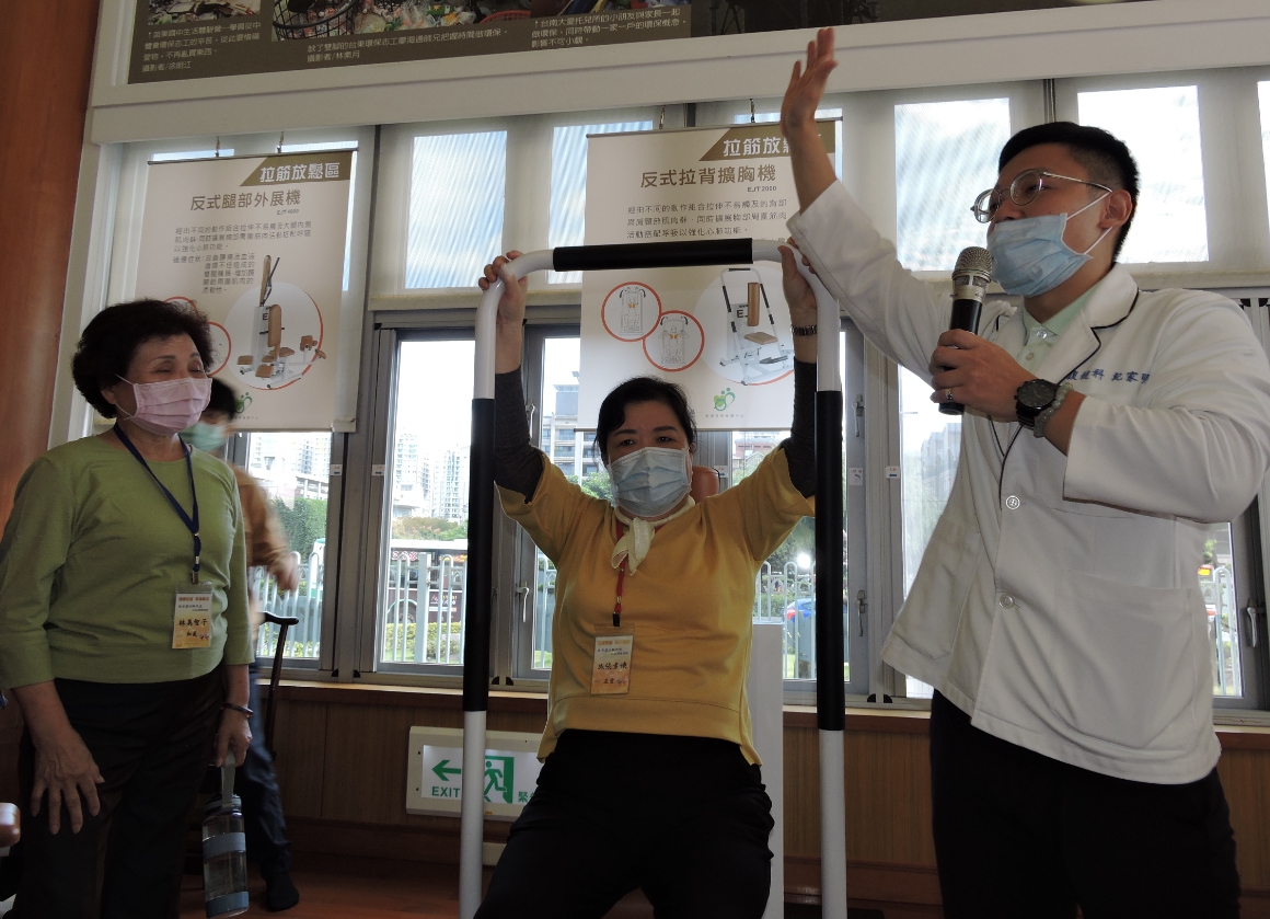 銀髮族在「有FU長照站」可獲得專業身心健康諮商。(慈濟提供)