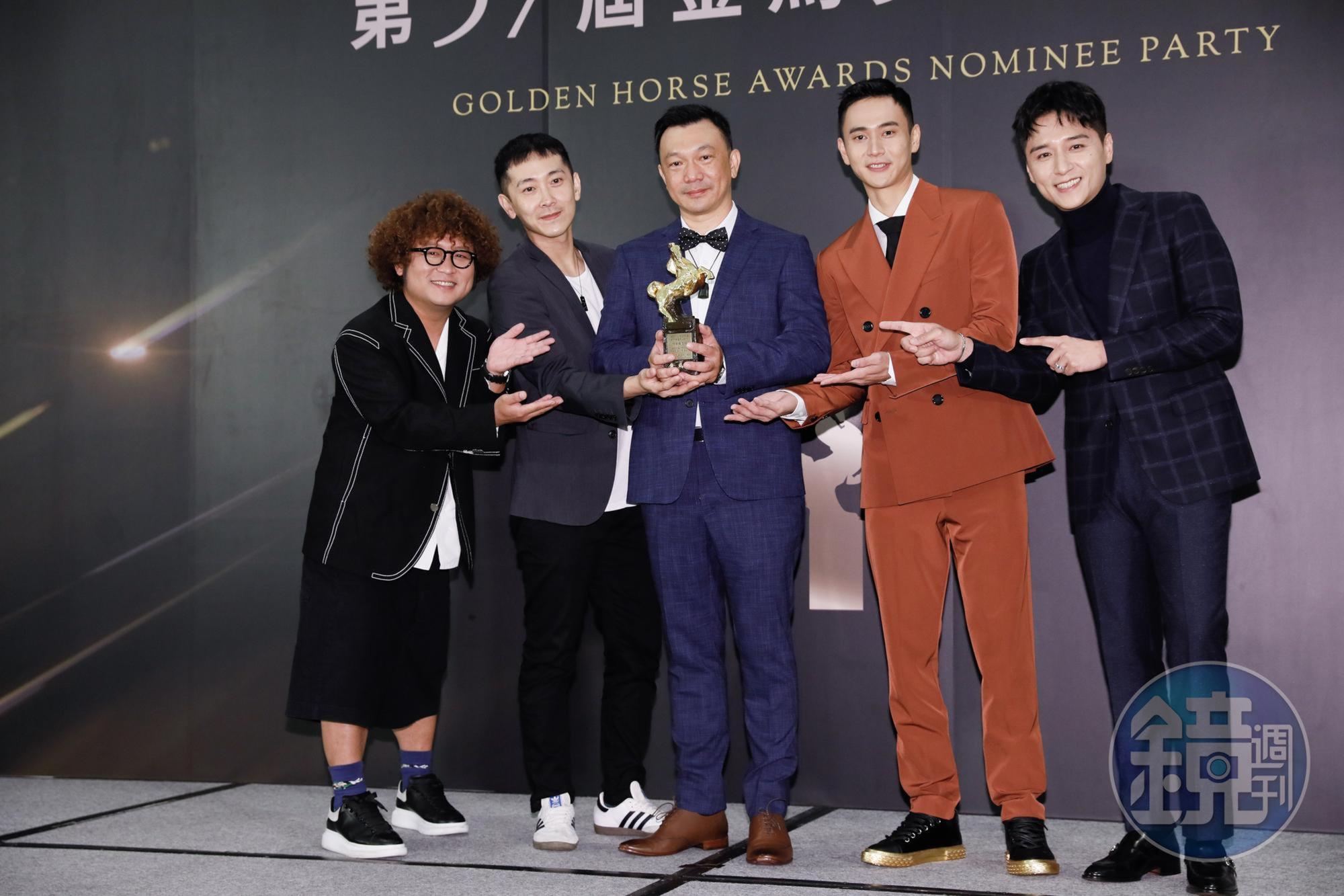 納豆(左起)、施名帥、導演黃信堯、劉冠廷、鄭人碩,以《同學麥娜絲》拿下金馬觀眾票選最佳影片,但納豆、劉冠廷、鄭人碩都不想碰到獎座,要把好運留到頒獎當晚。