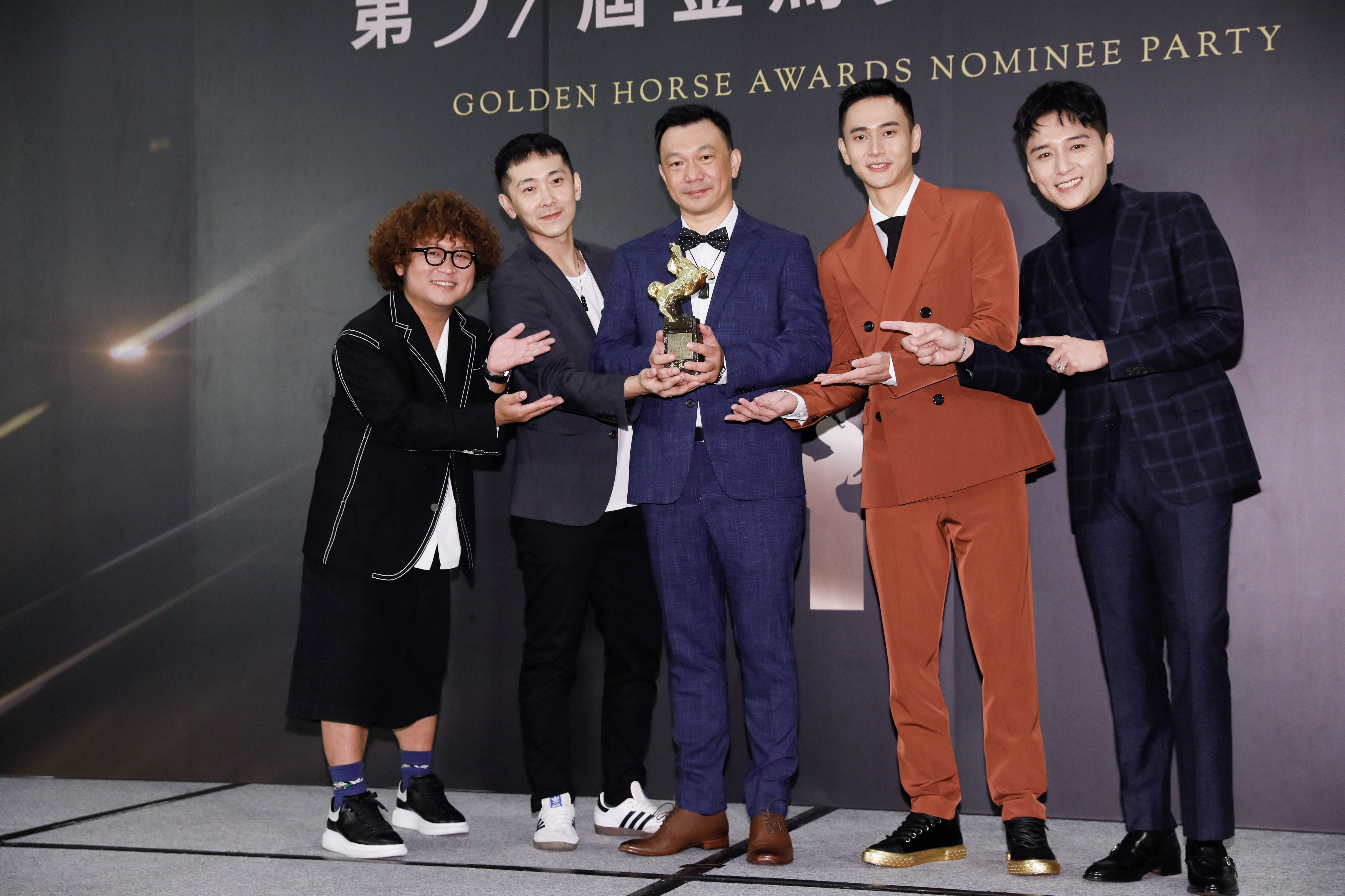 納豆（左起）、施名帥、導演黃信堯、劉冠廷、鄭人碩，以《同學麥娜絲》拿下金馬觀眾票選最佳影片，但納豆、劉冠廷、鄭人碩都不想碰到獎座，要把好運留到頒獎當晚。