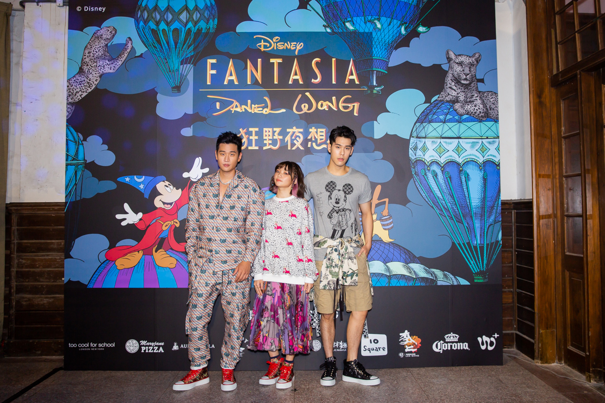 星空飛騰歌手周興哲（左起）、鄭心慈、周予天昨（19日）連袂出席時尚大秀，三人既興奮又緊張。（星空飛騰提供）