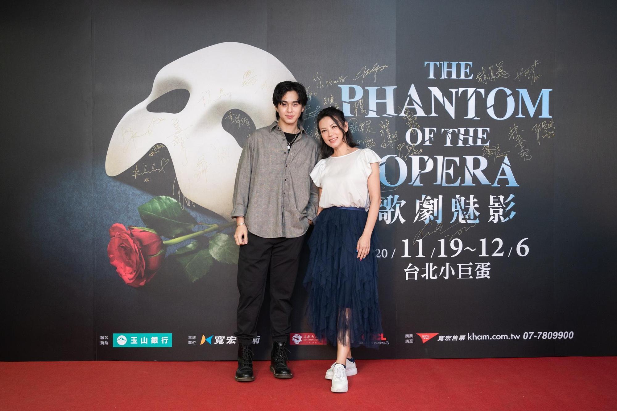 陳孝萱（右）非常期待在小巨蛋看到國際級的《歌劇魅影》演出。（寬宏藝術提供）