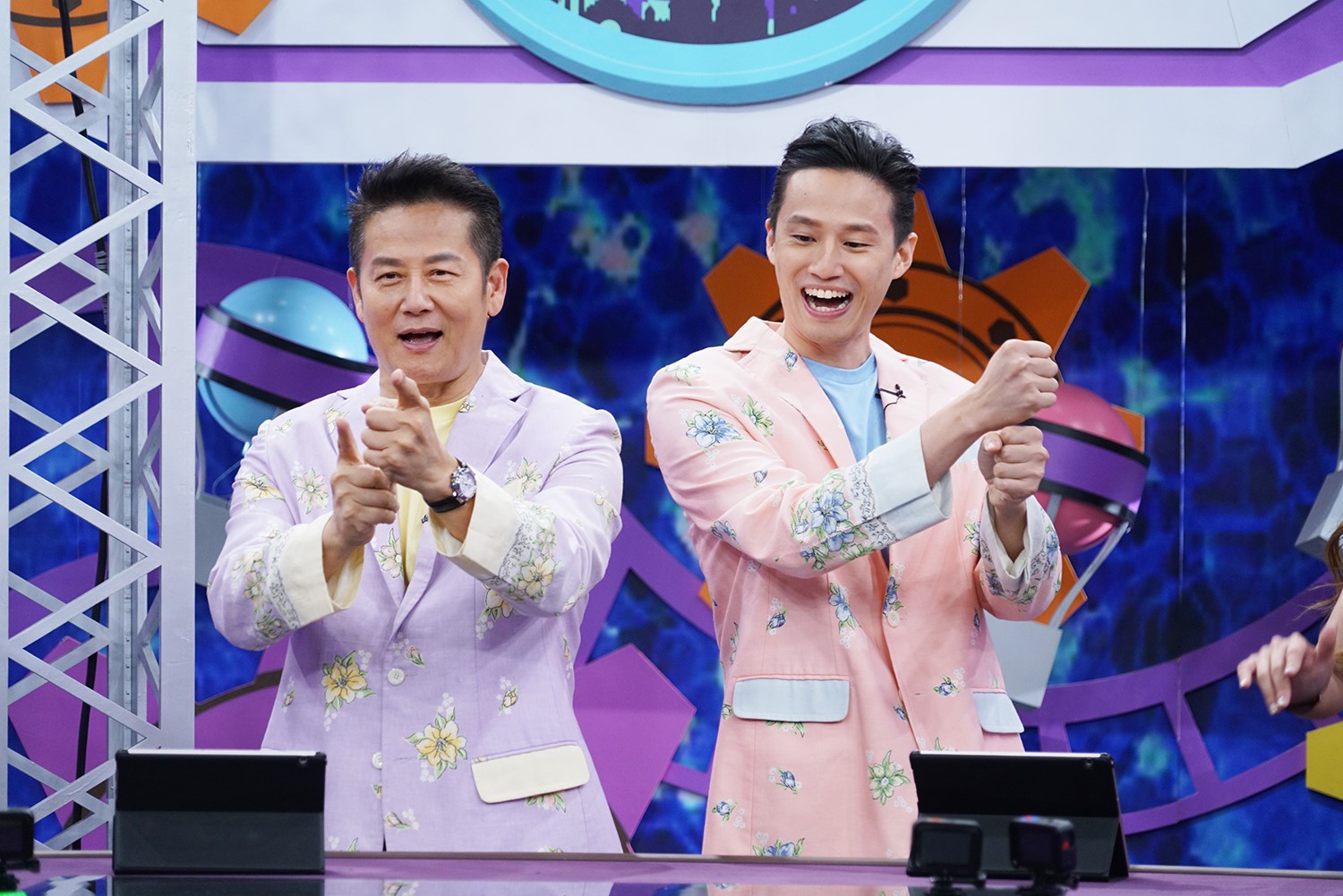 徐乃麟自曝兒子徐新洋（右）曾有過當DJ夢。（狼谷育樂台提供）