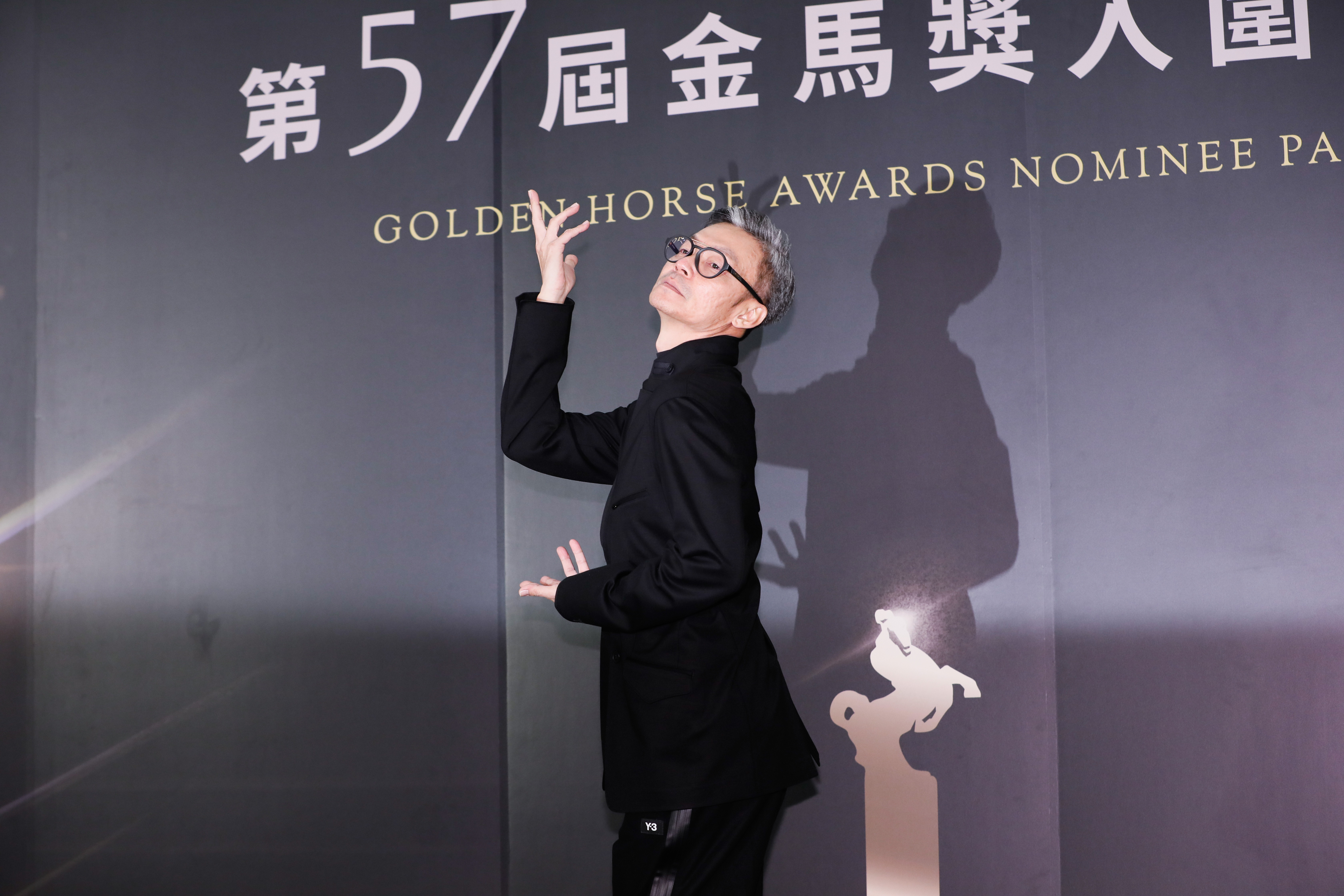 李國煌在《男兒王》演出偽跨性別，拍照姿勢也是變男變女很會演。