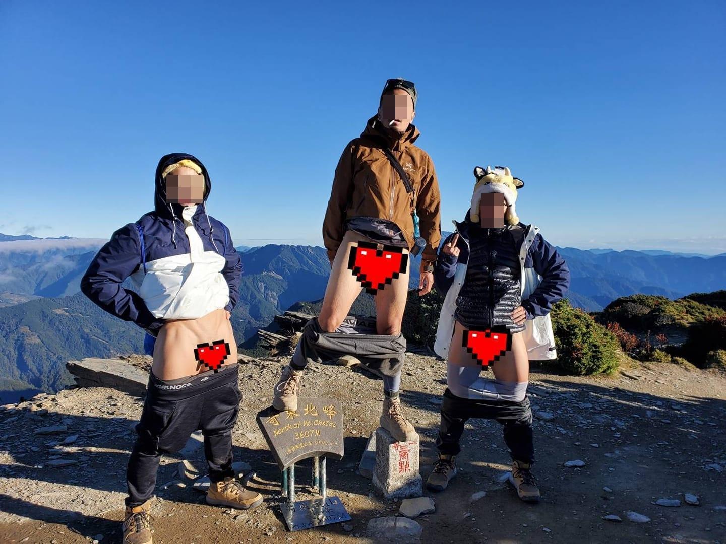 一組山友在奇萊北峰三角點露鳥拍下紀念照,引發網友砲轟。(翻攝自「靠北登山大小事」臉書)★《鏡週刊》關心您:抽菸有害身心健康。
