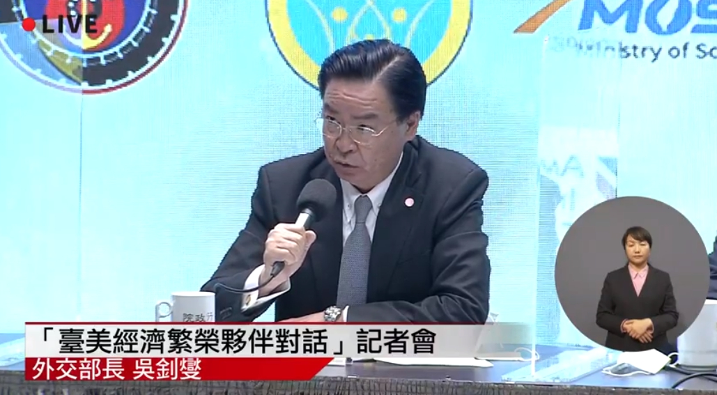 外交部長吳釗燮指出，台美對話屬制度化、政府對政府的機制，不會因為政黨輪替而有所影響。（翻攝自「行政院開麥啦-2」YouTube頻道）