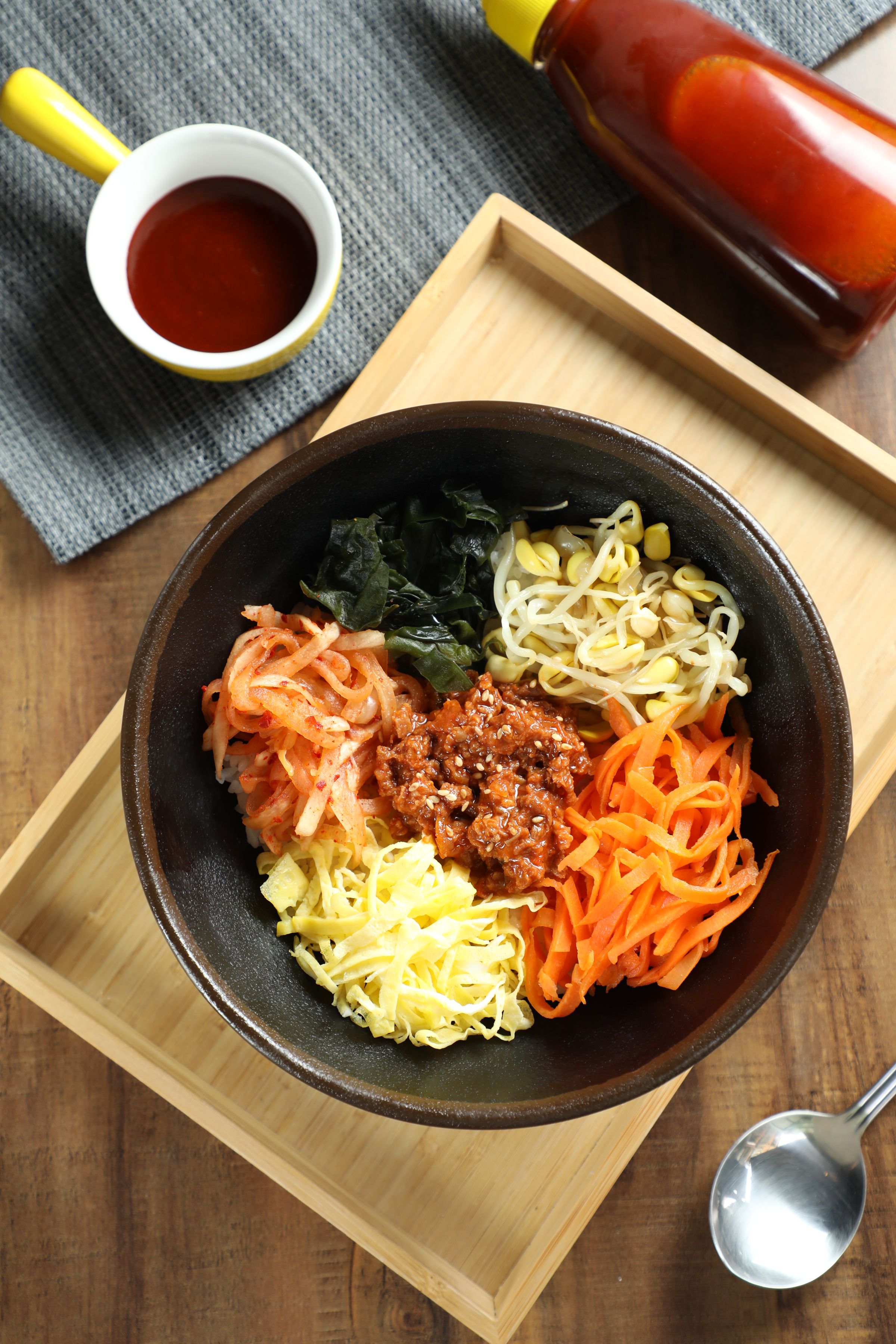 「韓式拌飯」以牛肉為主菜，會附上韓國辣椒醬、醋調製的拌醬。（150元／碗）