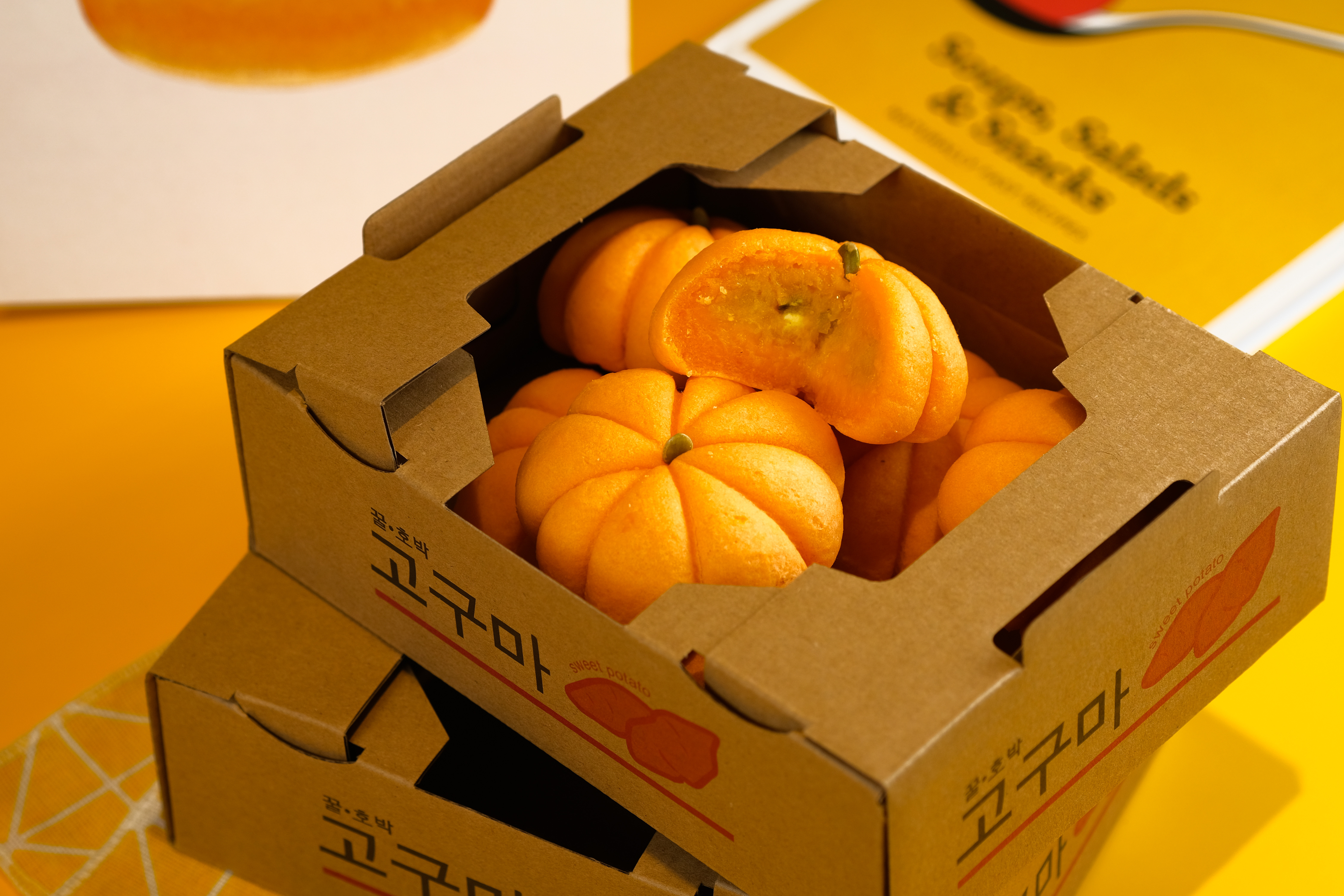 「南瓜麵包」的餡料是南瓜泥和cream cheese，靠人工綁出南瓜紋路，吃來極富嚼勁。（70元／個）