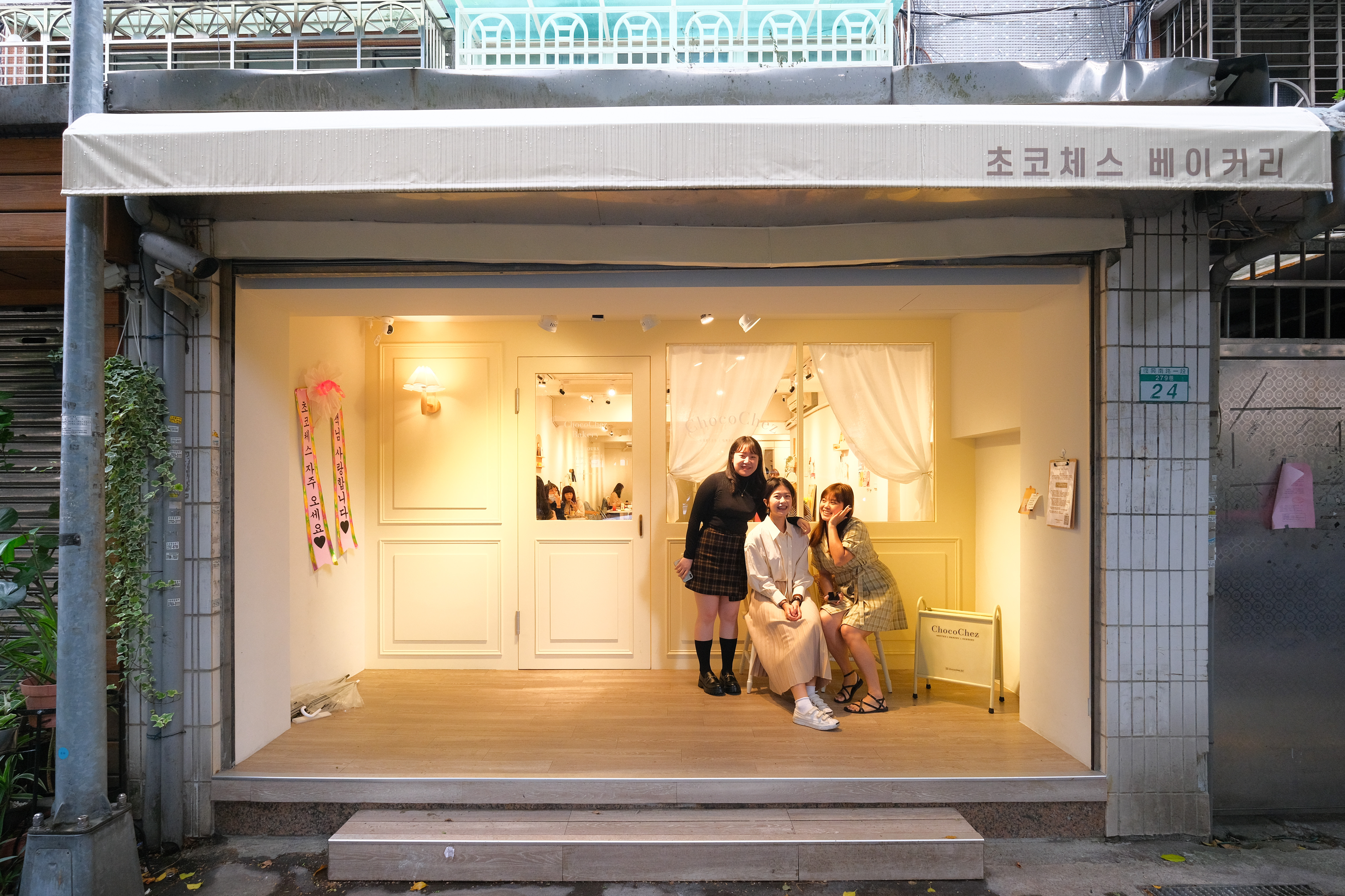 「ChocoChez Bakery」門口吸引喜愛韓國流行文化的可愛少女來拍照。