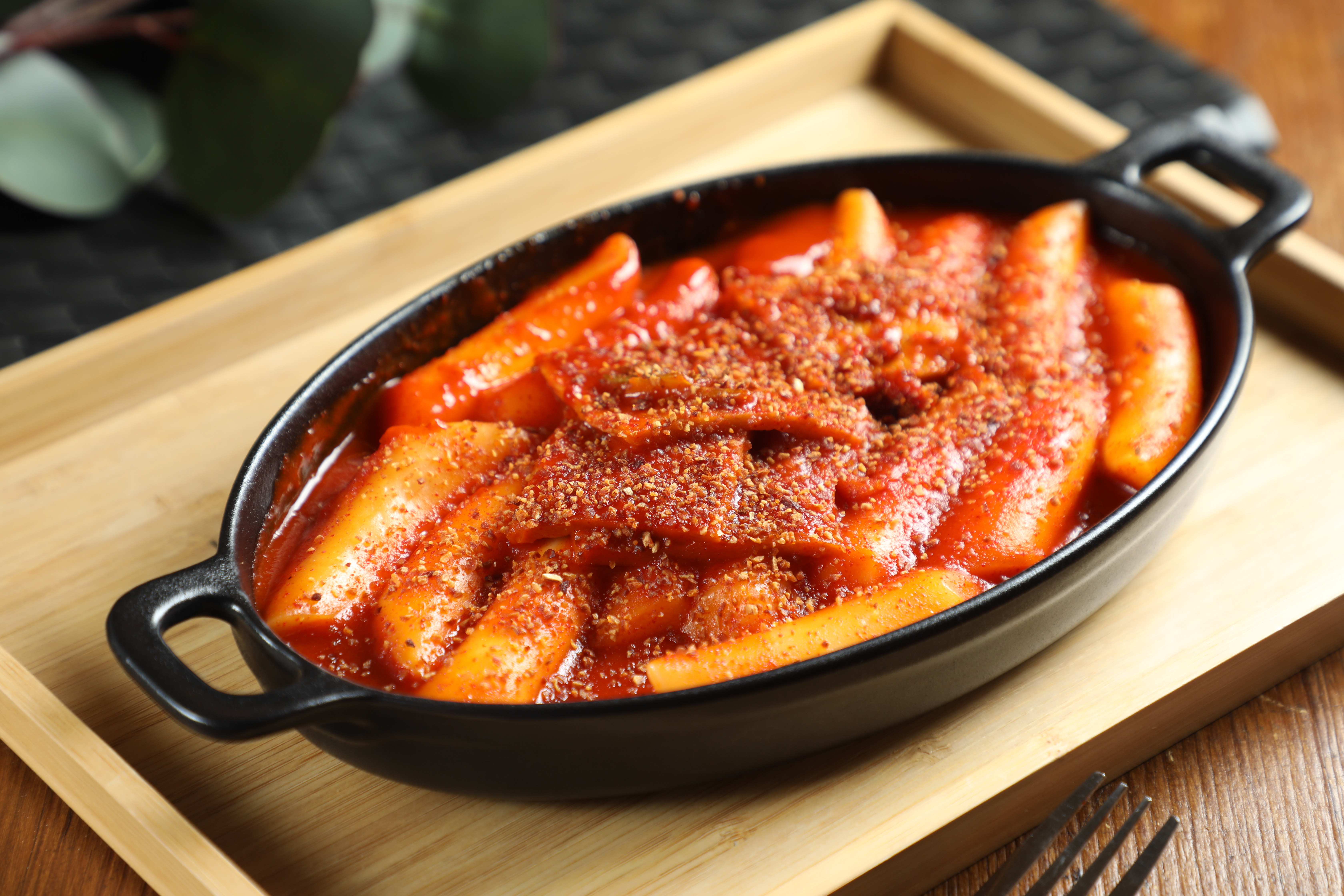 偏辣的「大蒜炒年糕」撒上研磨過的烤大蒜粒添香，吃完蒜味不會留在嘴裡。（140元／份）