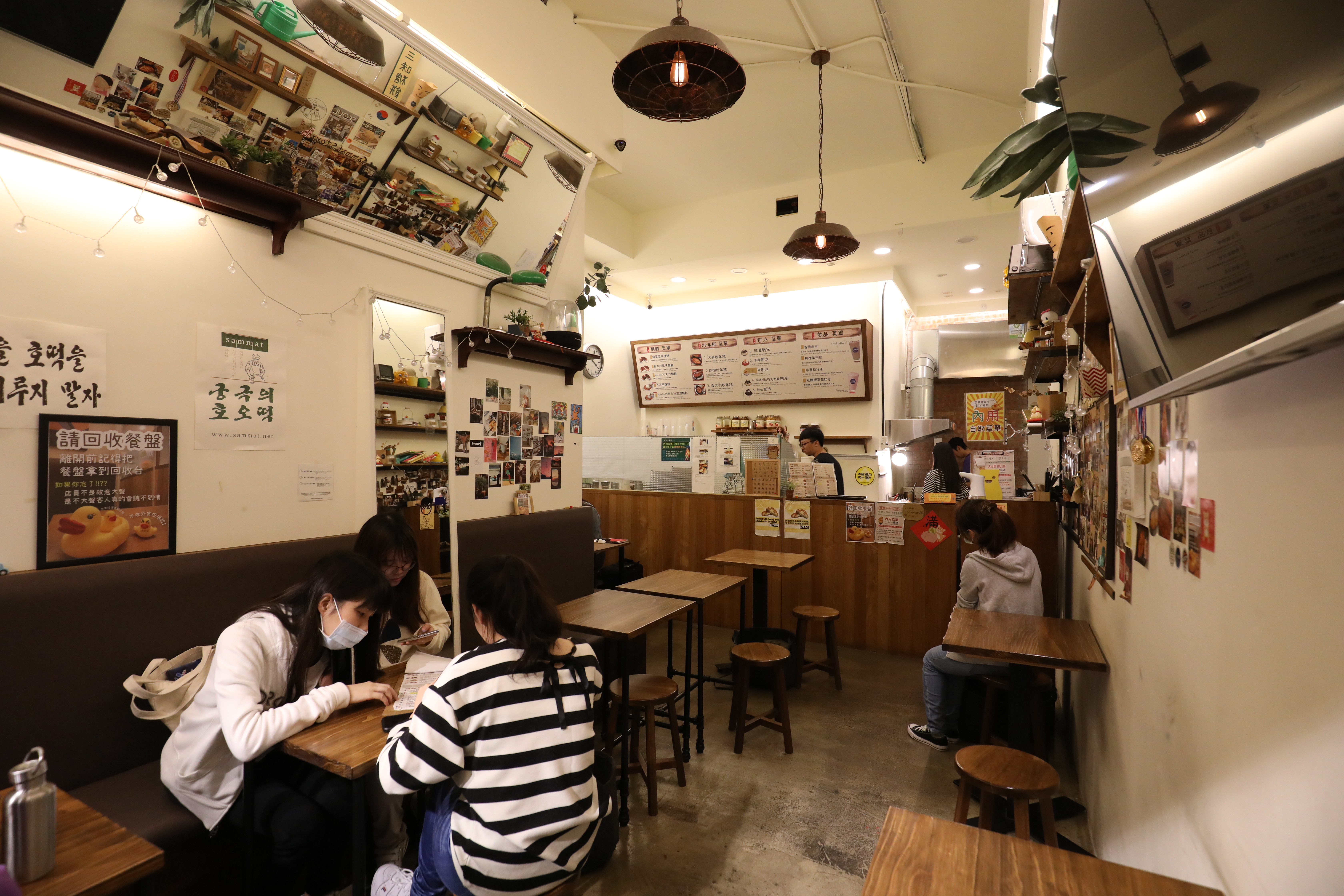店內僅簡單設置幾張桌子，仿造韓國店的木質色調。