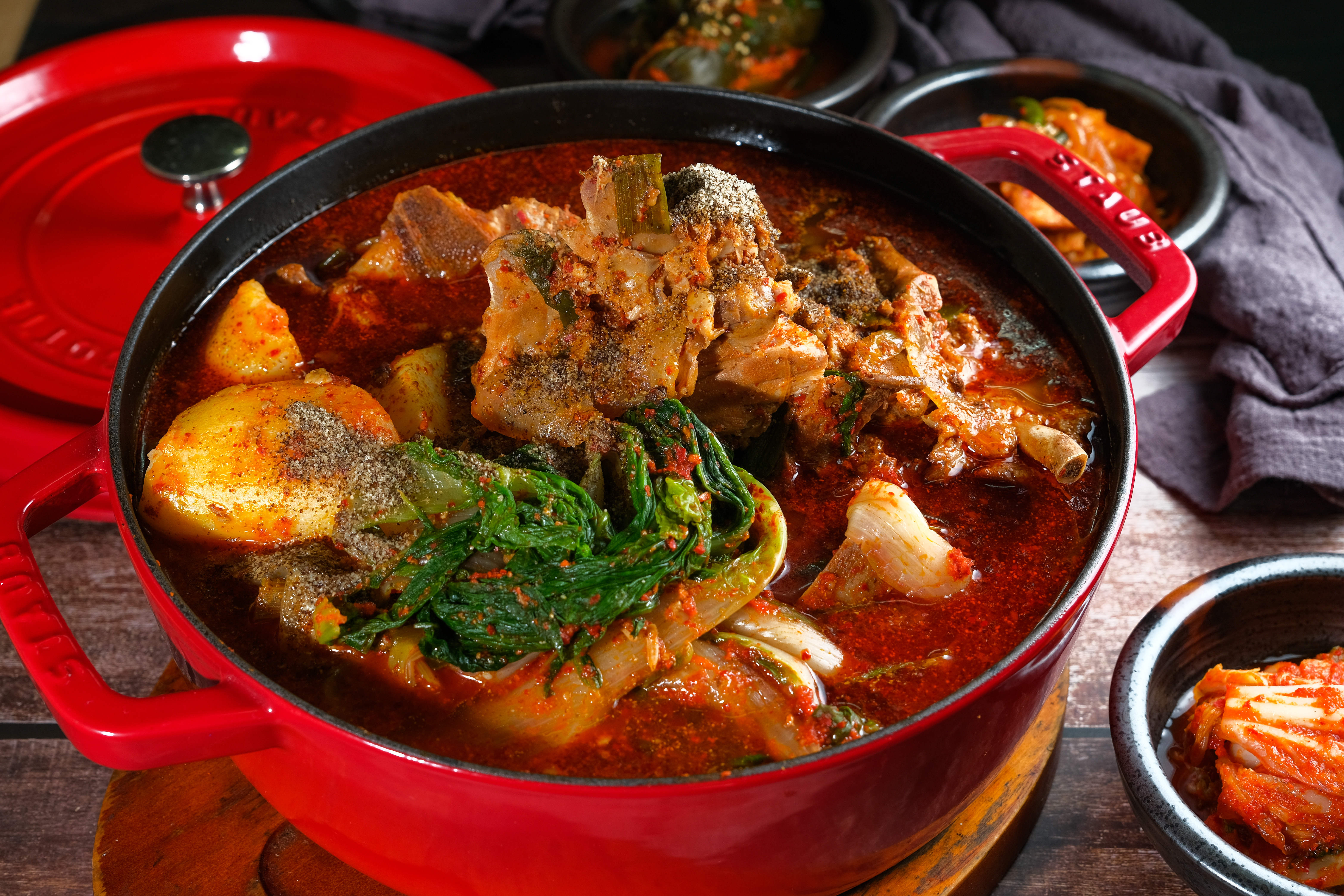 耗時2.5小時燉煮的「豬骨湯」，食材精華全融入湯裡。（600元／小份、800元／中份、1,200元／大份，皆需3天前預訂，限外帶，圖為大份，另有1人份140元可內用）