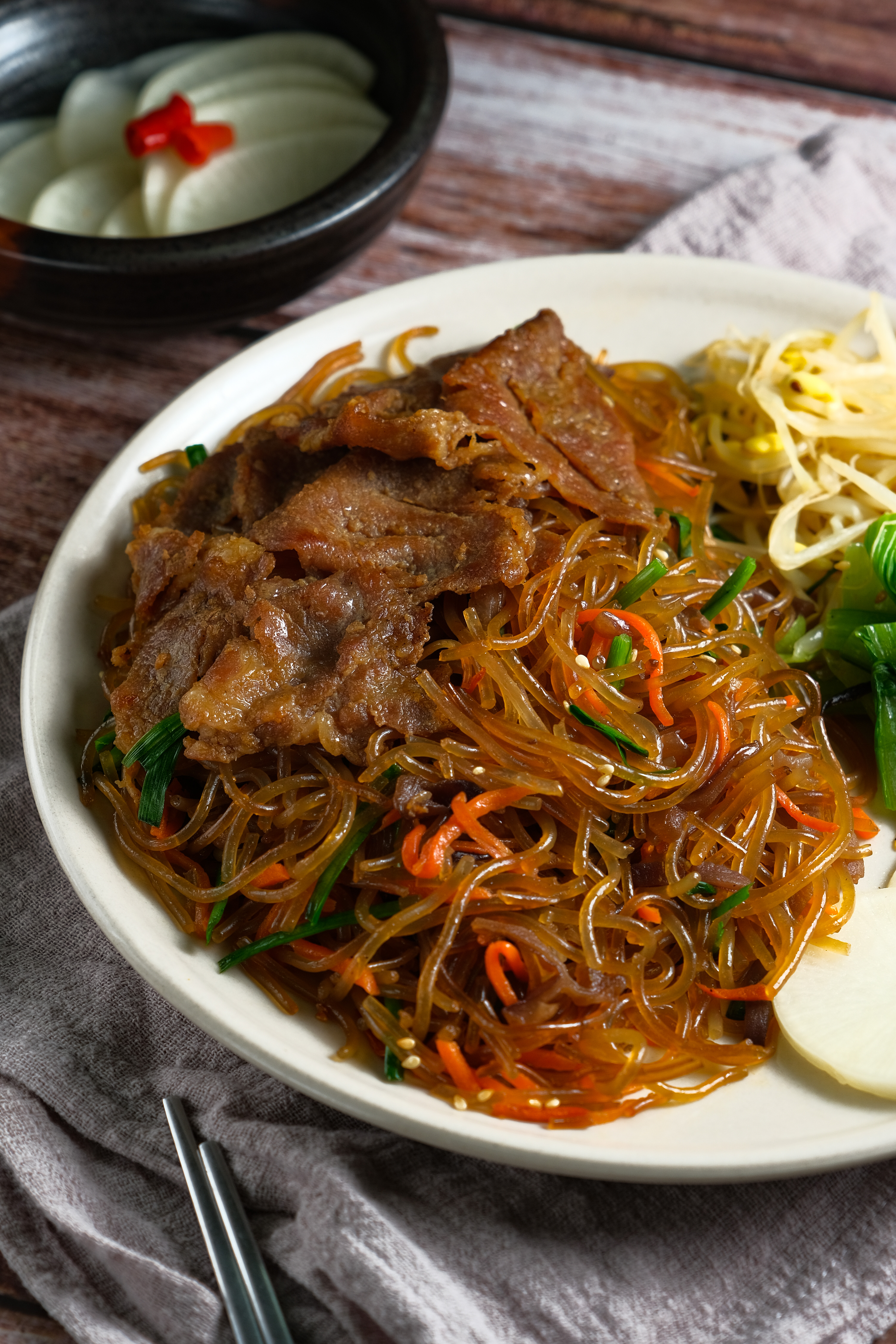 Q彈的「韓式炒冬粉」用醬油、芝麻油，麥芽糖取代糖拌炒，是韓國人慶祝生日時會出現的菜色，具有長壽的美意。（120元／份）