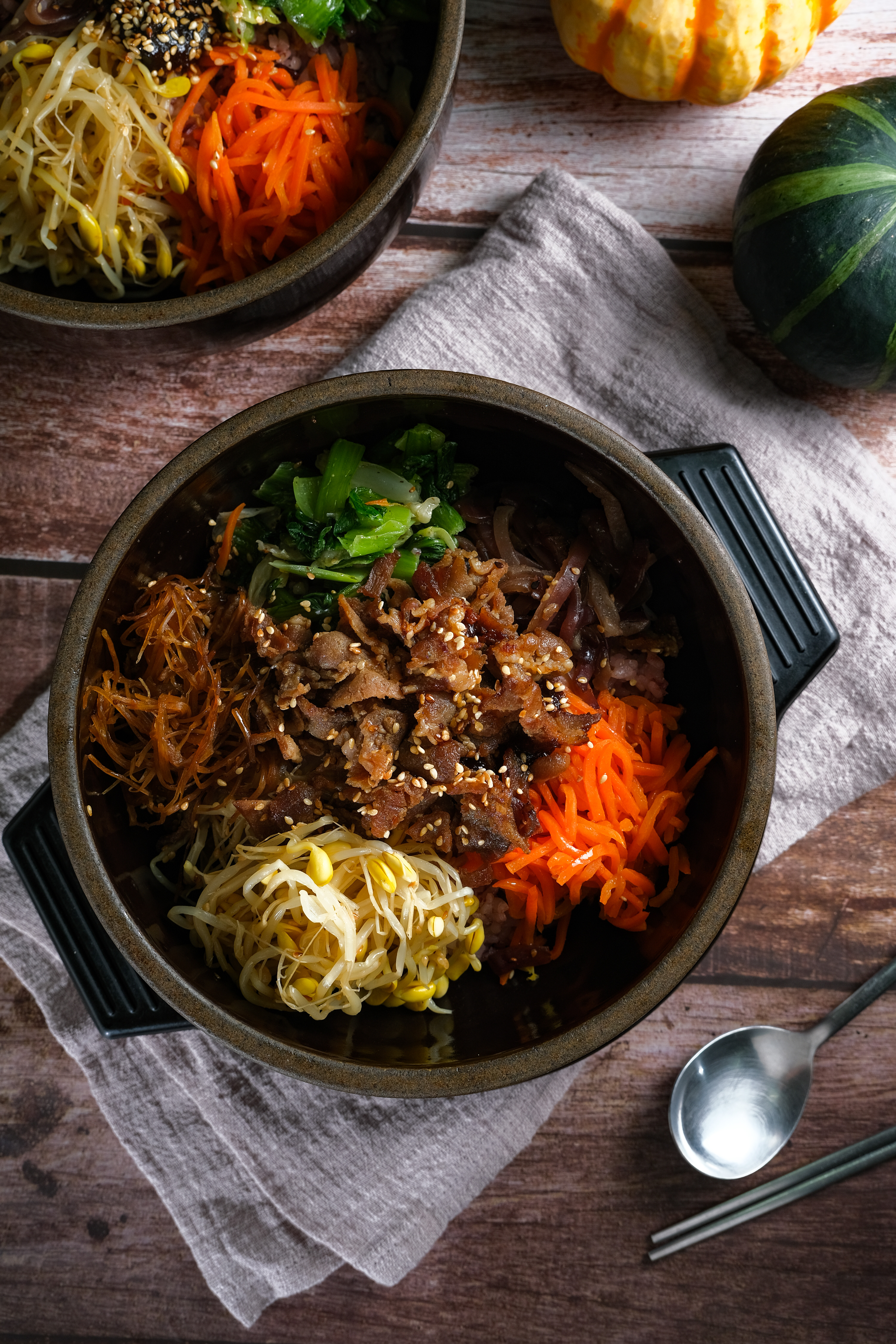 「韓式牛肉拌飯」有滷牛蒡絲、時蔬、紅蘿蔔、黃豆芽、黑木耳，食感豐富。（140元／份）