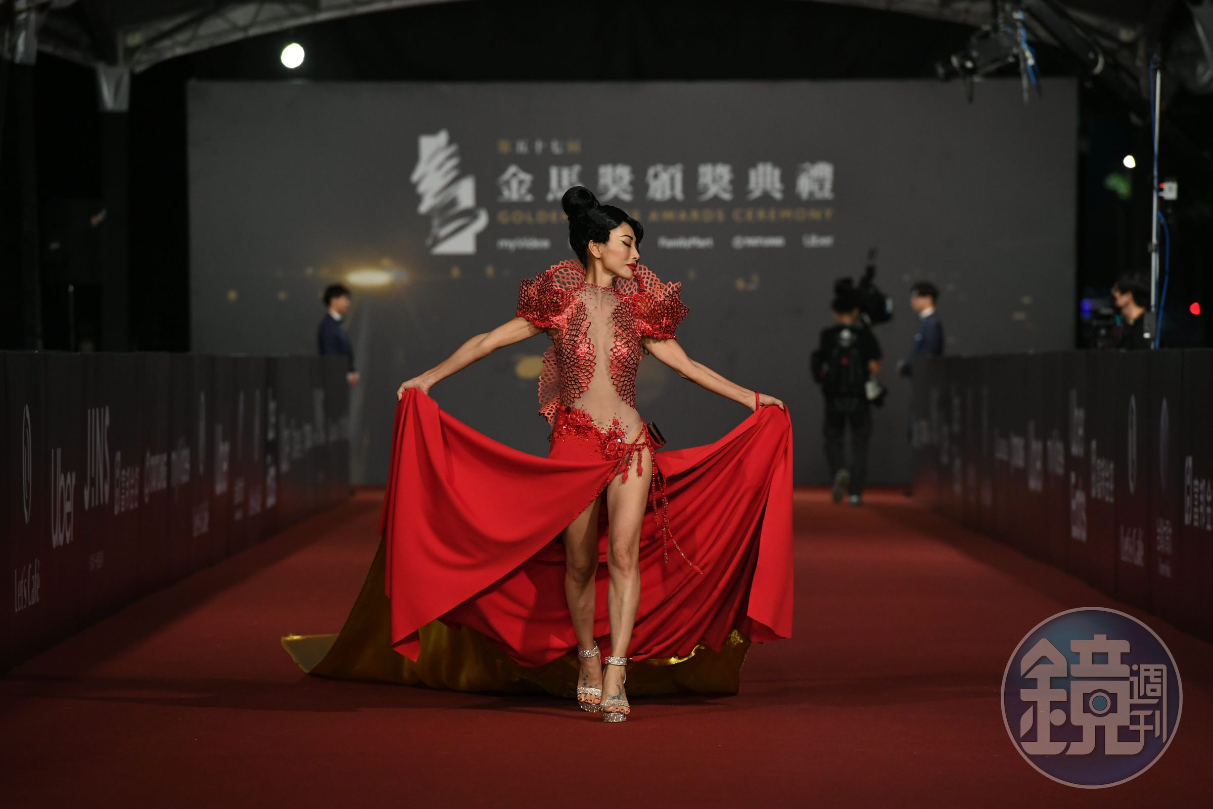 紅毯上白靈擺出各種姿勢，把整條紅毯當成她的表演場。  (金馬執委會提供）