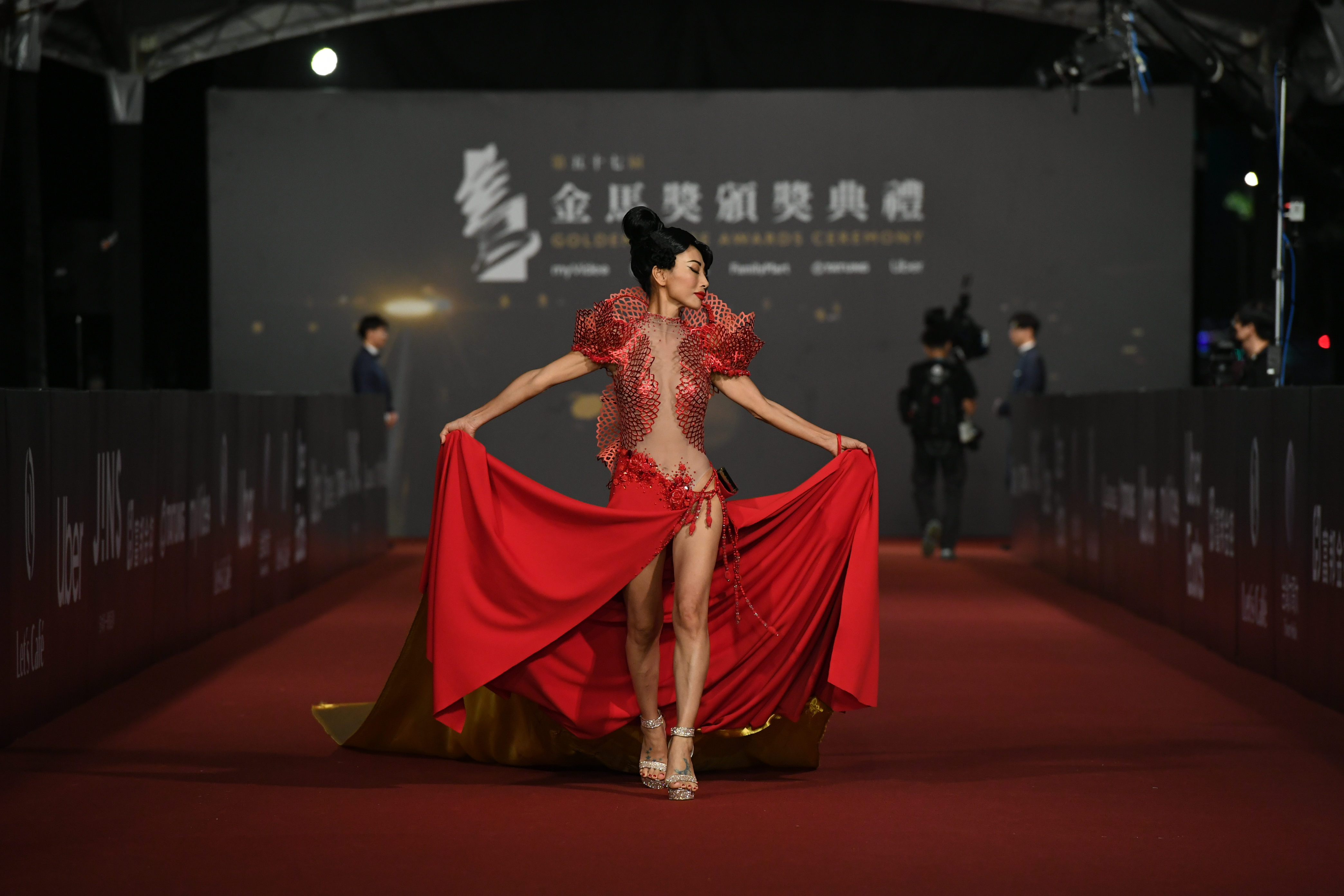 紅毯上白靈擺出各種姿勢，把整條紅毯當成她的表演場。  (金馬執委會提供）