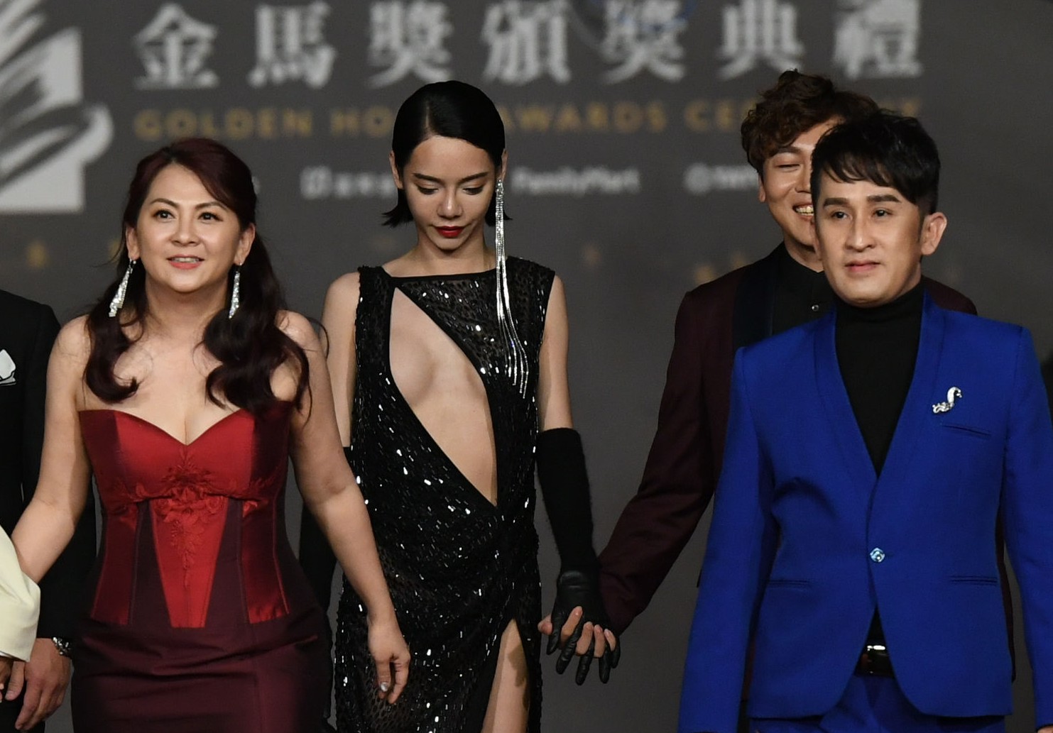 Kiwebaby（左2）半透明踏上紅毯，瀕臨走光邊緣。（金馬執委會提供）