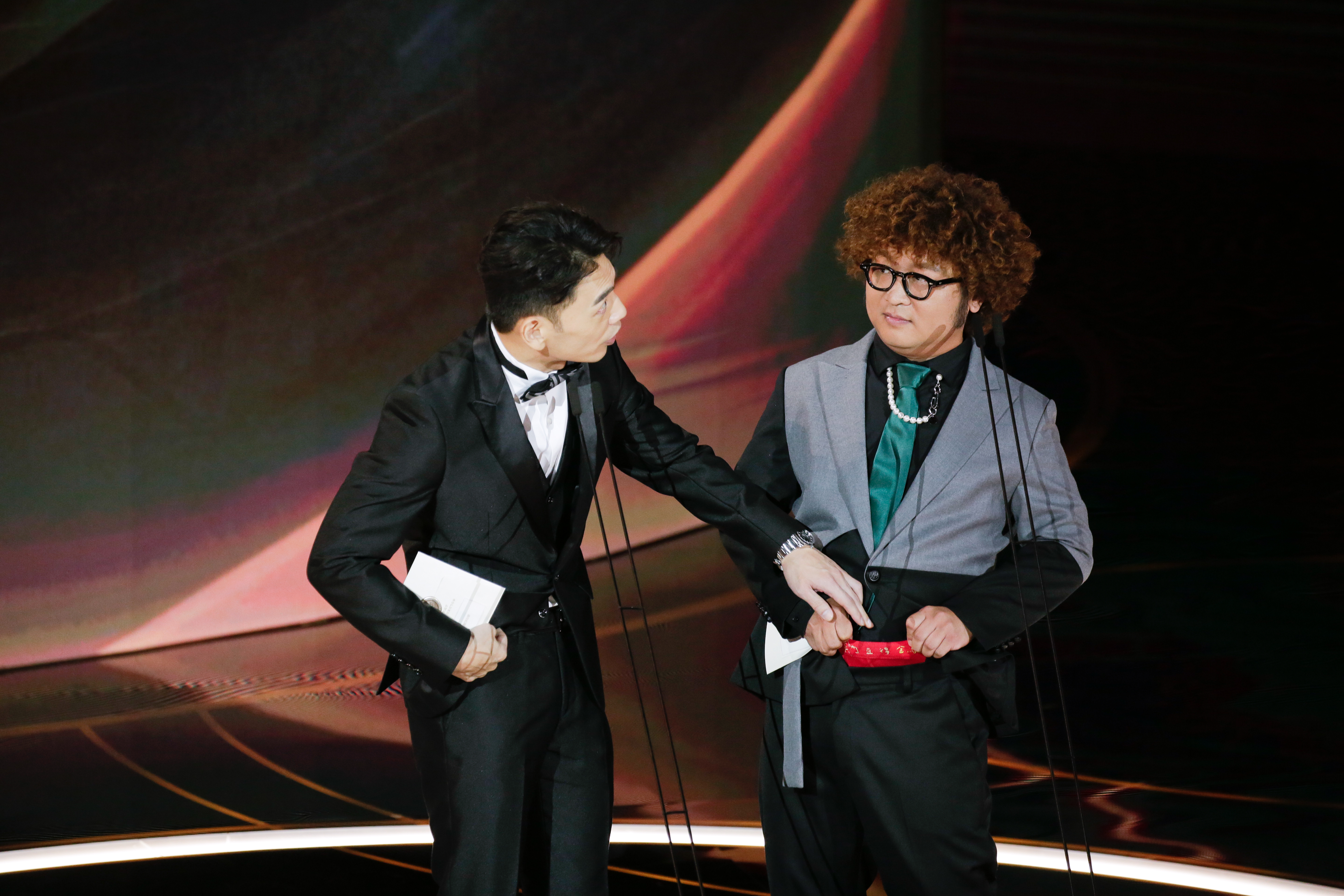 納豆拉出女友特製內褲，表示自己有備而來要搶金馬獎。