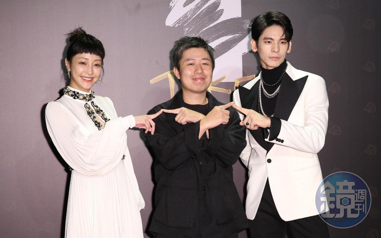 入圍「最佳男主角」的林柏宏(右)與入圍「最佳女主角」的謝欣穎(左)一起走星光大道。中為《怪胎》導演廖明毅。