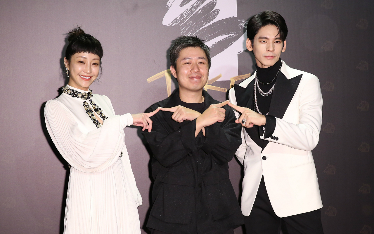 入圍「最佳男主角」的林柏宏（右）與入圍「最佳女主角」的謝欣穎（左）一起走星光大道。中為《怪胎》導演廖明毅。