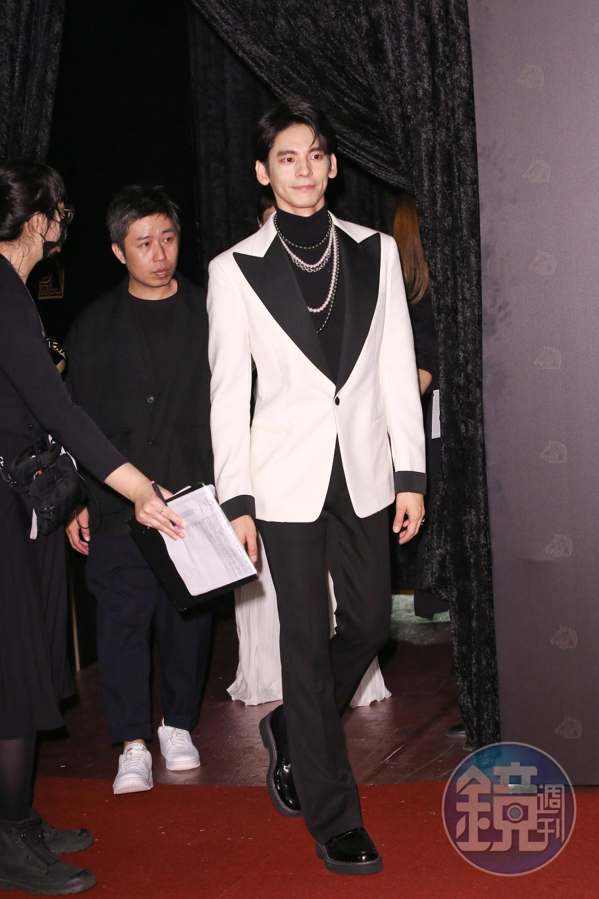 林柏宏以TOD’S大領片晚宴服,搭配MIKIMOTO珍珠項鍊。時尚評論家「Mr. 布雷蕭」認為「有點太用力」,鞋子可選擇紳士款。