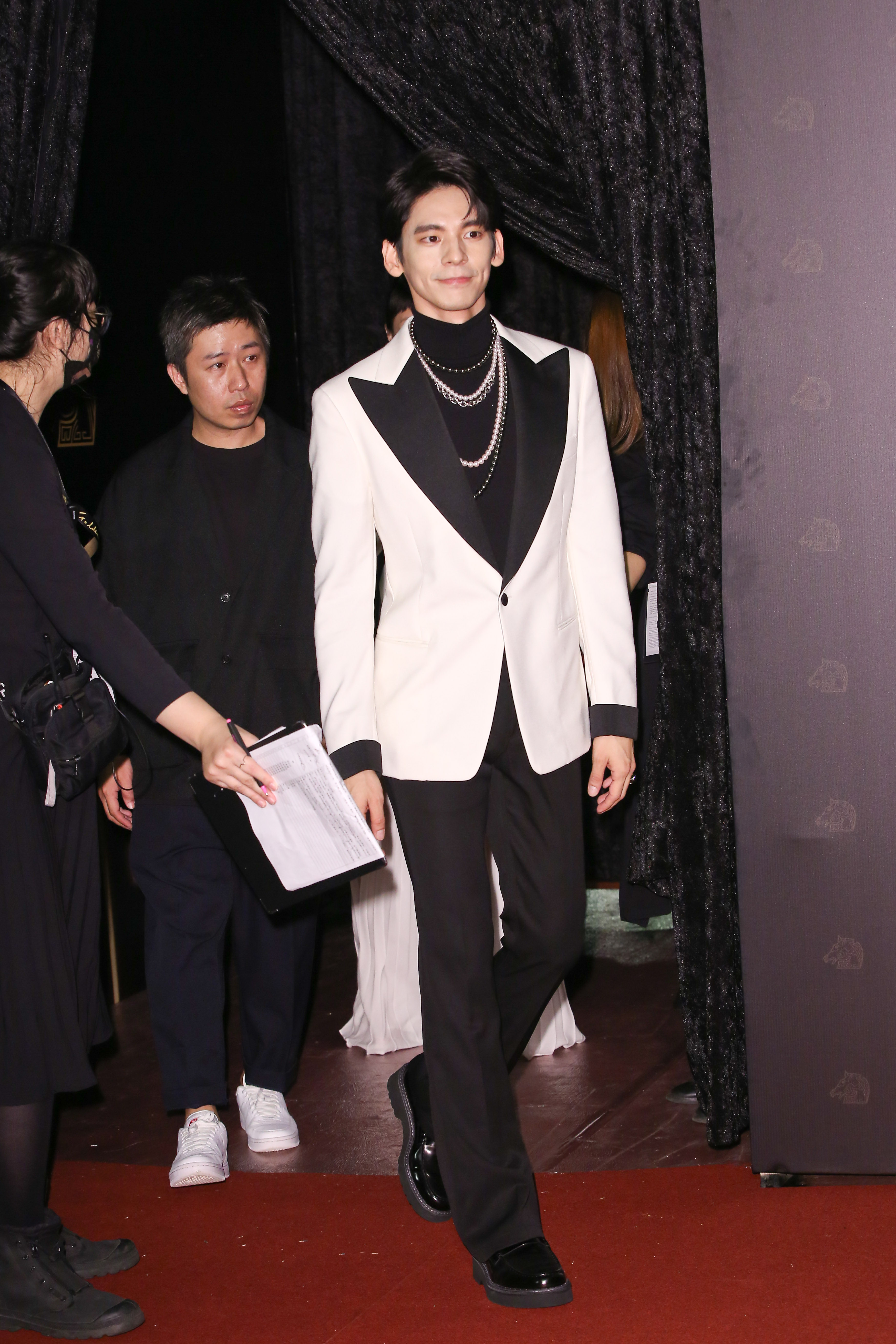 林柏宏以TOD’S大領片晚宴服,搭配MIKIMOTO珍珠項鍊。時尚評論家「Mr. 布雷蕭」認為「有點太用力」,鞋子可選擇紳士款。