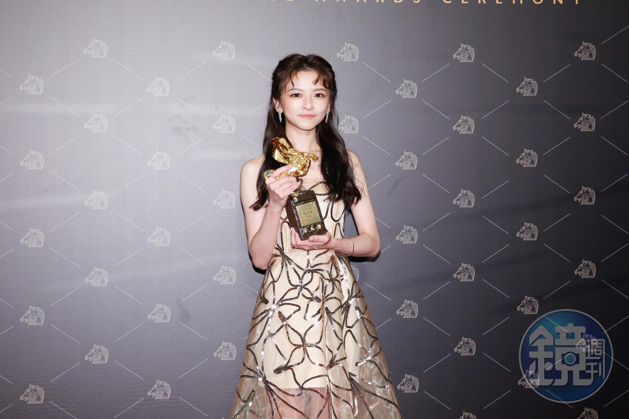 陳姸霏個子小,金馬獎座在她手上顯得很沉。