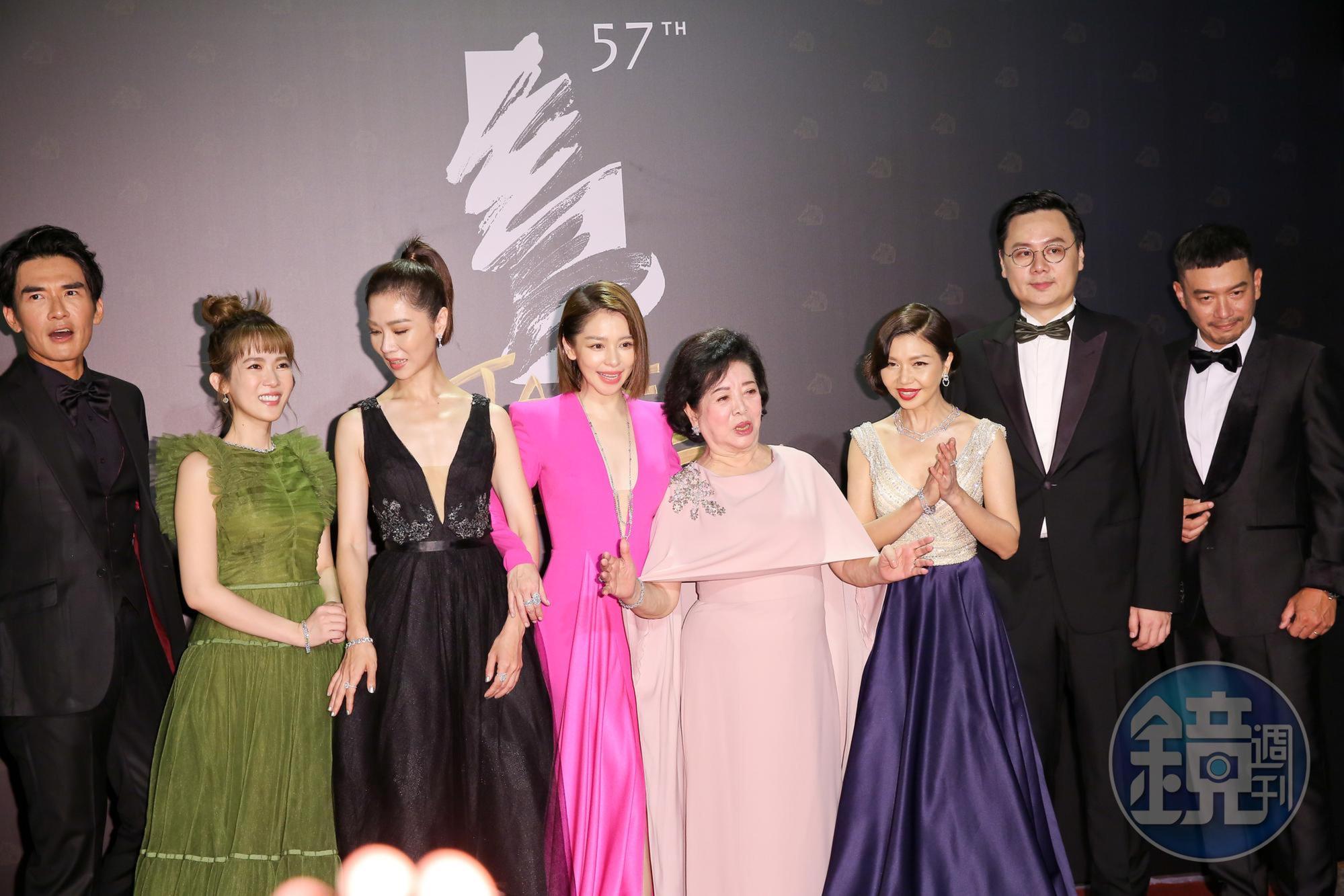 陳淑芳(右4)與《孤味》劇組一起走紅毯,她稱讚在戲中的女兒「都非常美」。