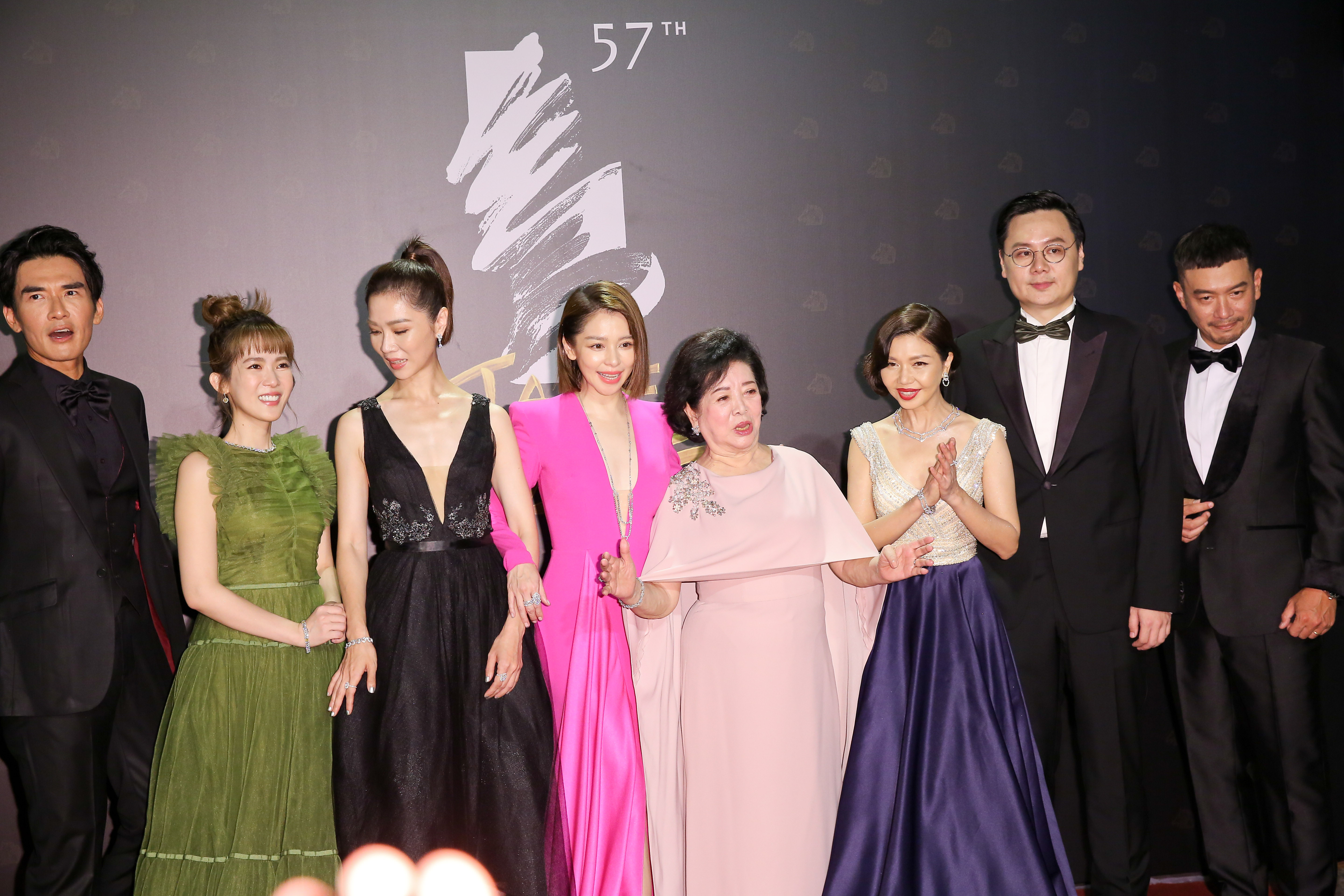 陳淑芳(右4)與《孤味》劇組一起走紅毯,她稱讚在戲中的女兒「都非常美」。