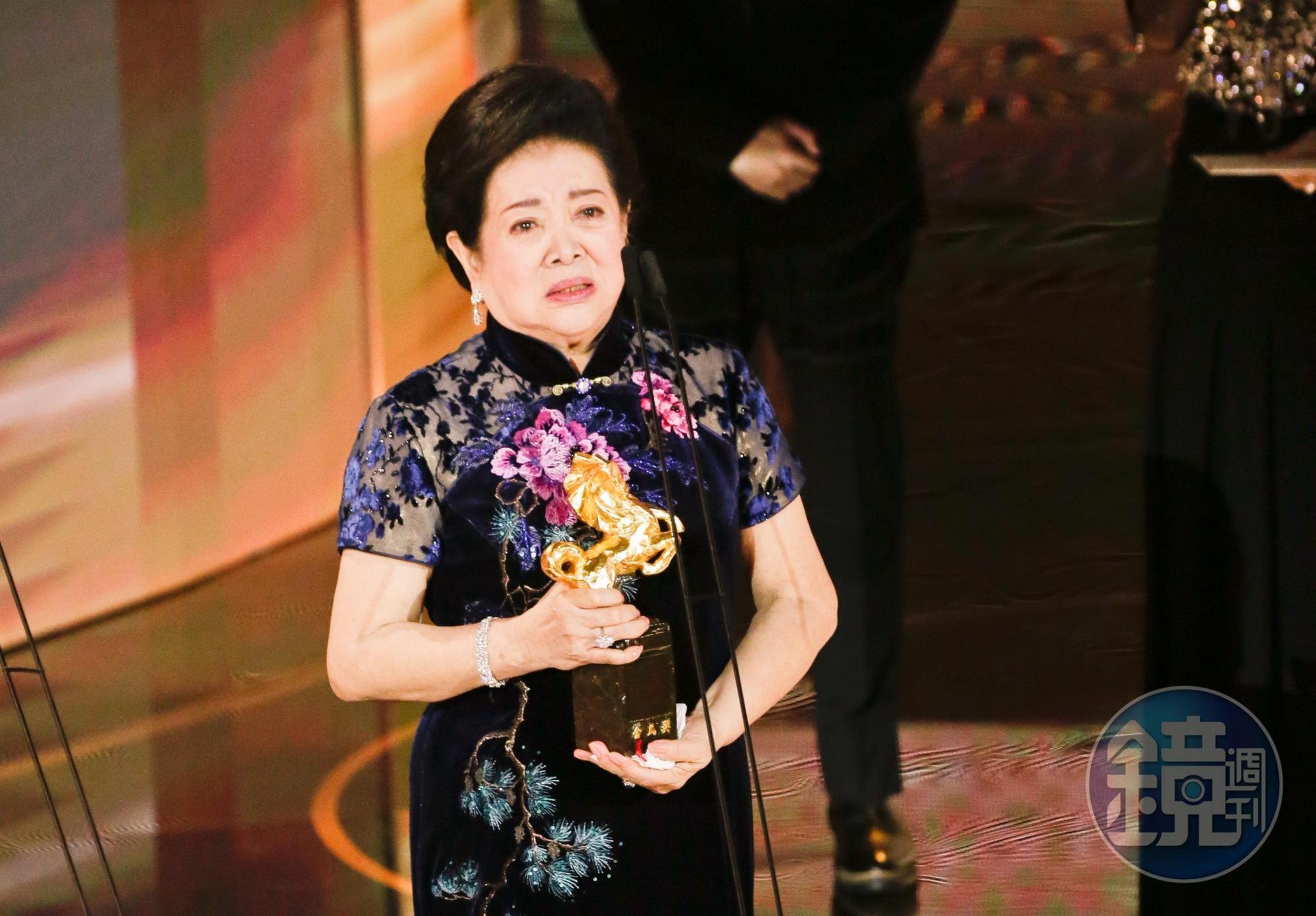 81歲第一次走金馬紅毯的資深演員陳淑芳，在57屆金馬獎囊括最佳女主角、最佳女配角兩大獎。