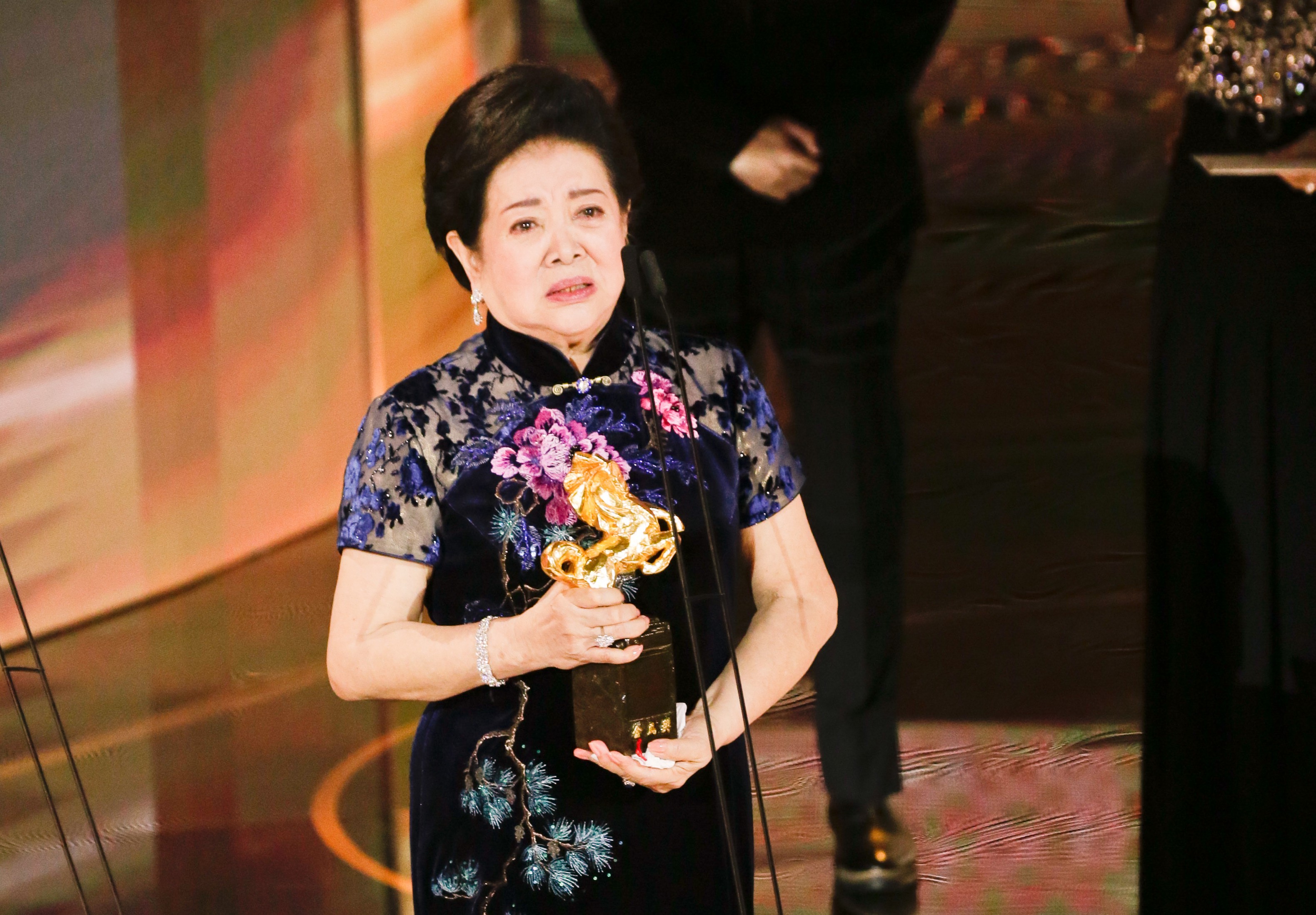 81歲第一次走金馬紅毯的資深演員陳淑芳，在57屆金馬獎囊括最佳女主角、最佳女配角兩大獎。