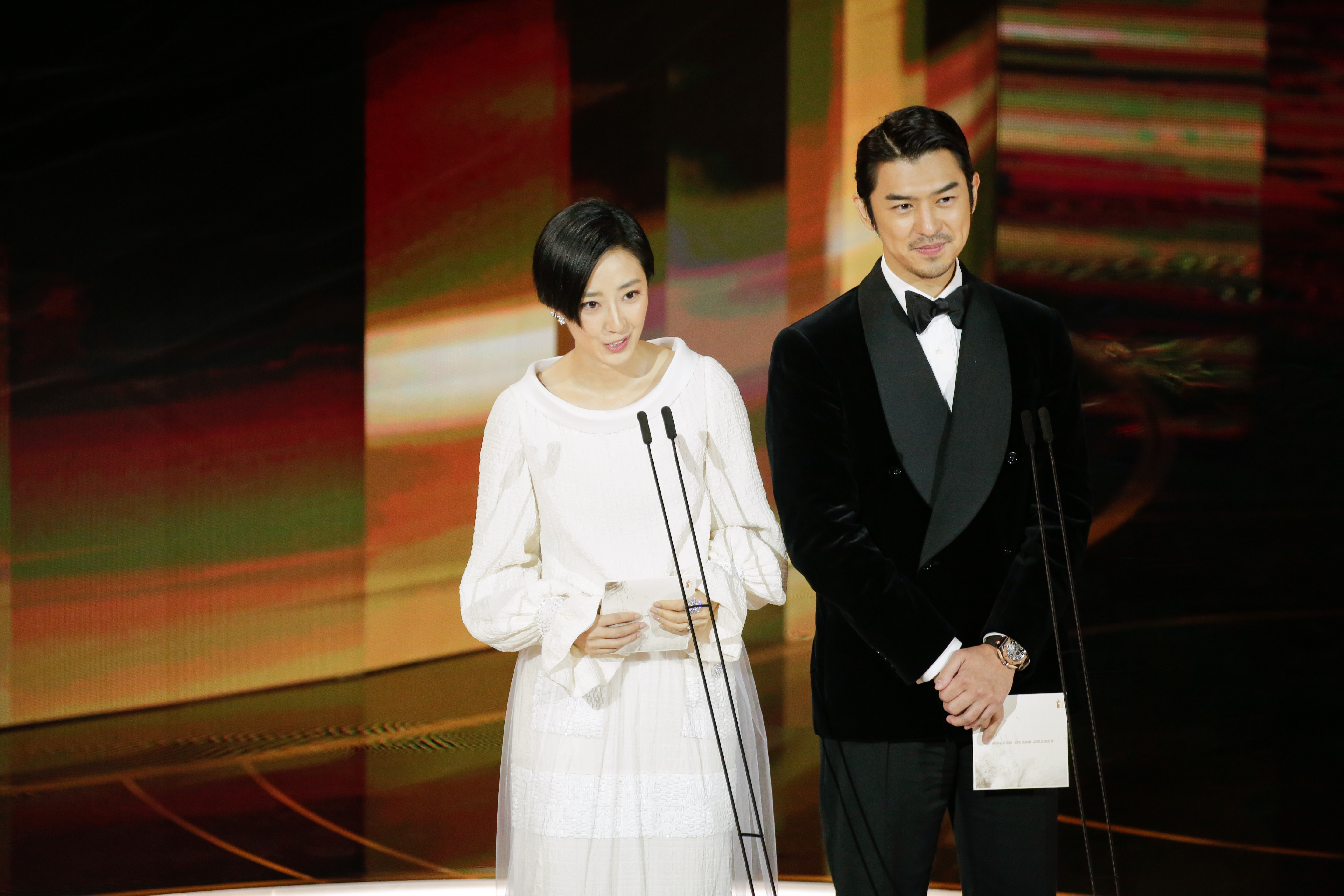 桂綸鎂、陳柏霖合體一起頒發金馬57「最佳新導演」「最佳動畫長片」。