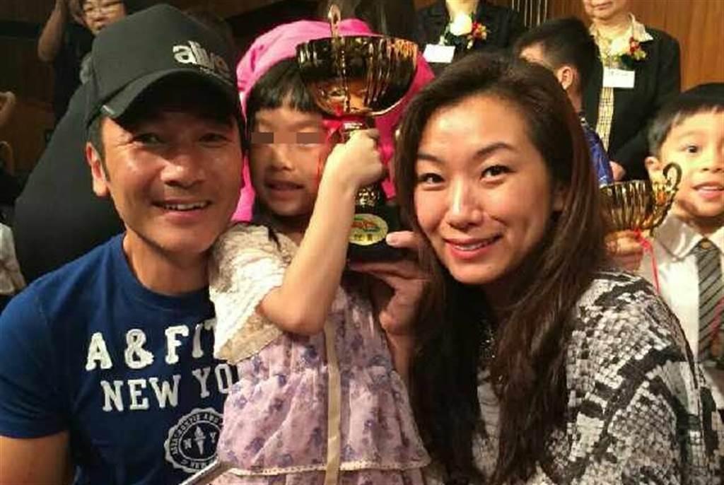 莫可欣(右)與方中信(左)恩愛24年,是香港演藝圈有名的銀色夫妻檔。(翻攝自方中信微博)