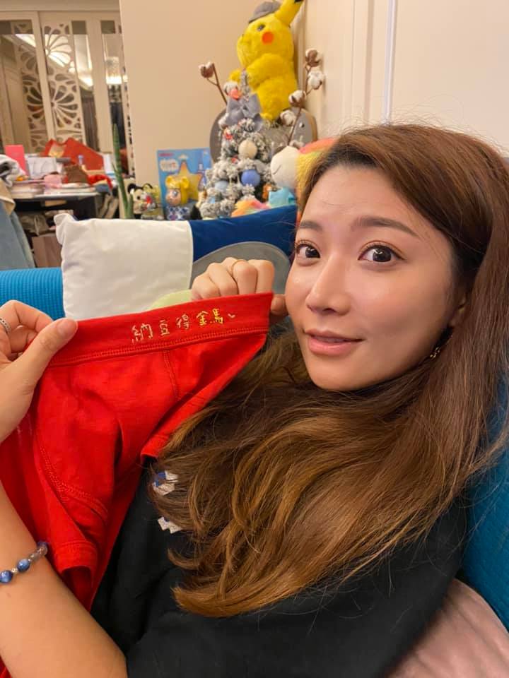 是的,女友依依親手繡上的5個字,助攻納豆拿下金馬獎。(翻攝自納豆臉書)