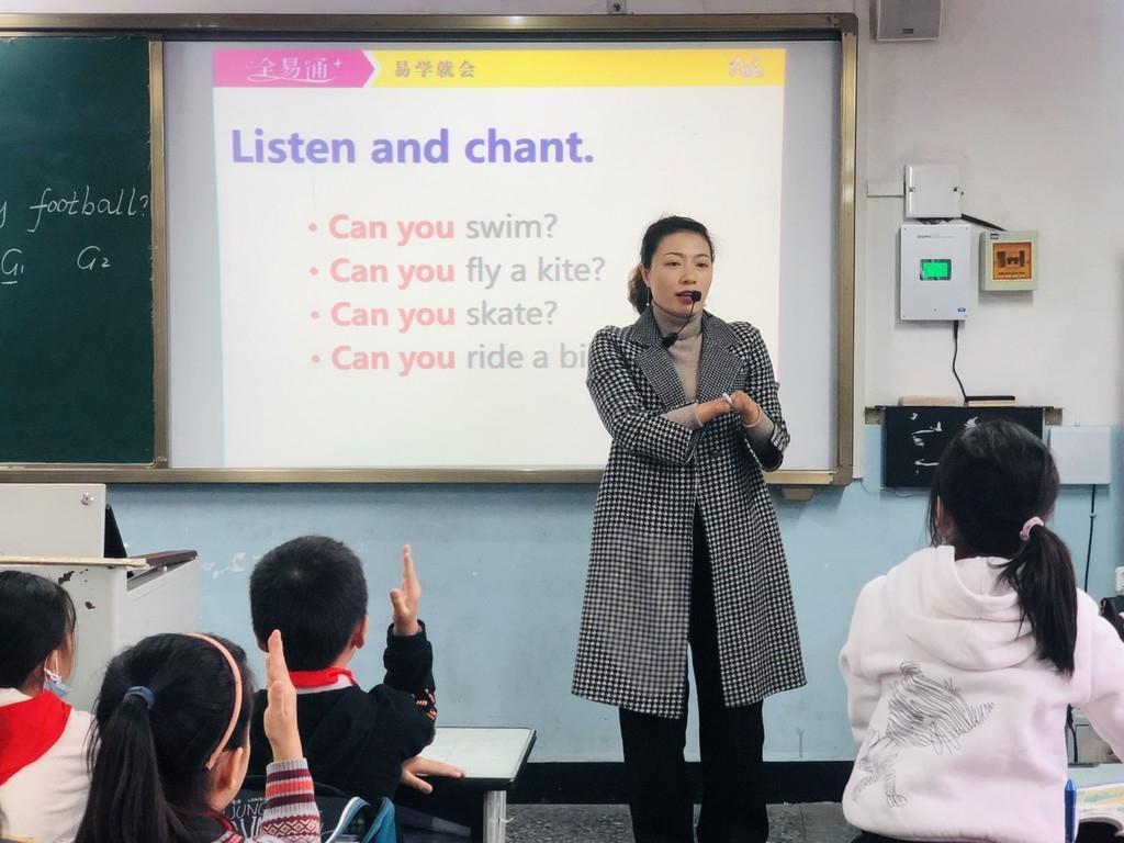 杜宣梅從小失去雙手手掌,努力練字後成為一名英語教師,至今已執教鞭12年。(翻攝自川觀視頻)