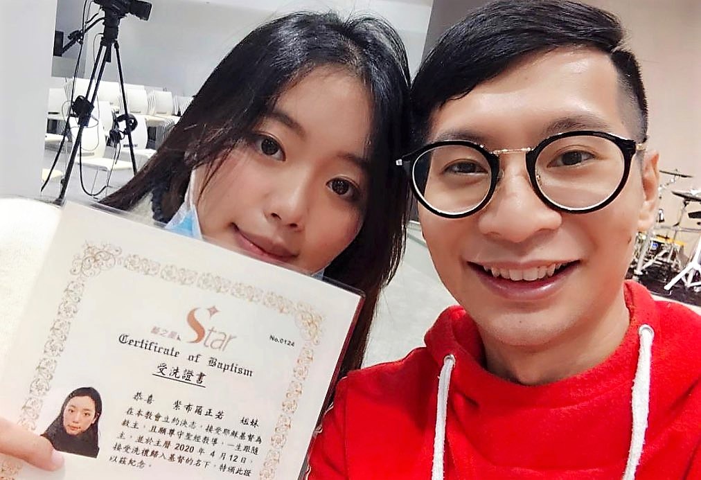 逸祥坦承與同教會的23歲原民歌手紫布爾正若交往中。（翻攝自紫布爾正若臉書）