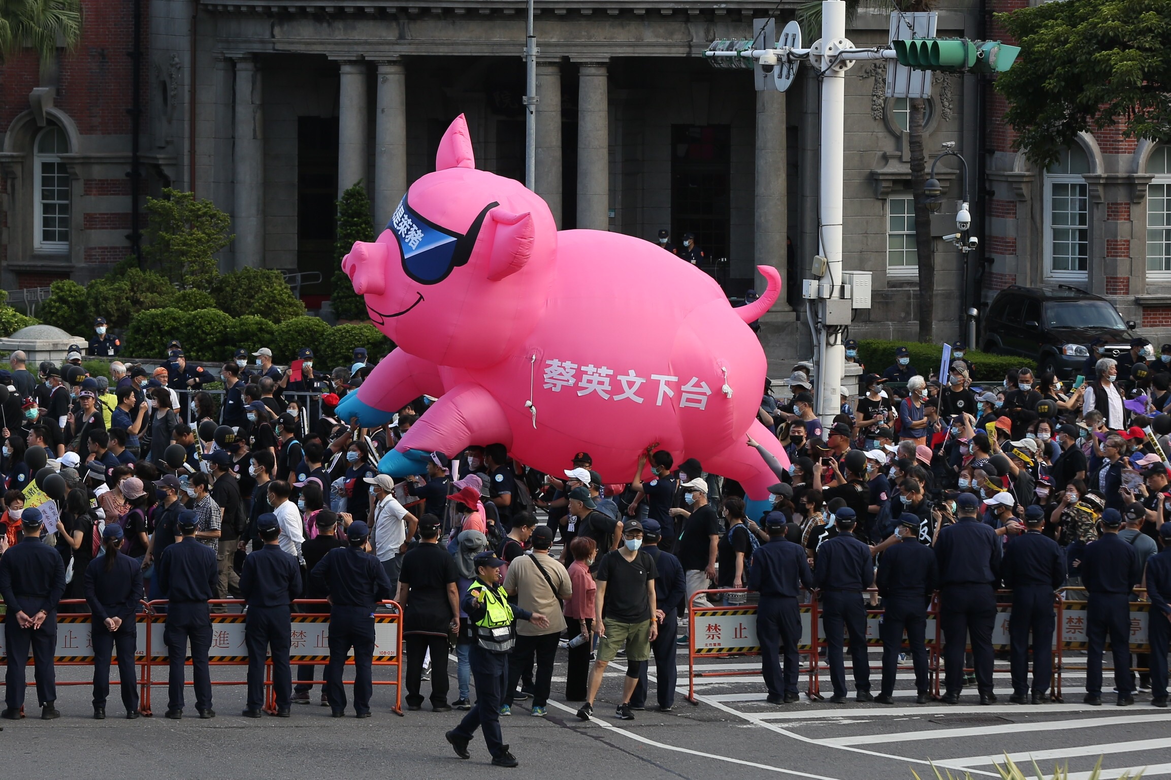 2020秋鬥遊行今正式登場，以「反萊豬、反雙標、反黨國」作為遊行主軸。