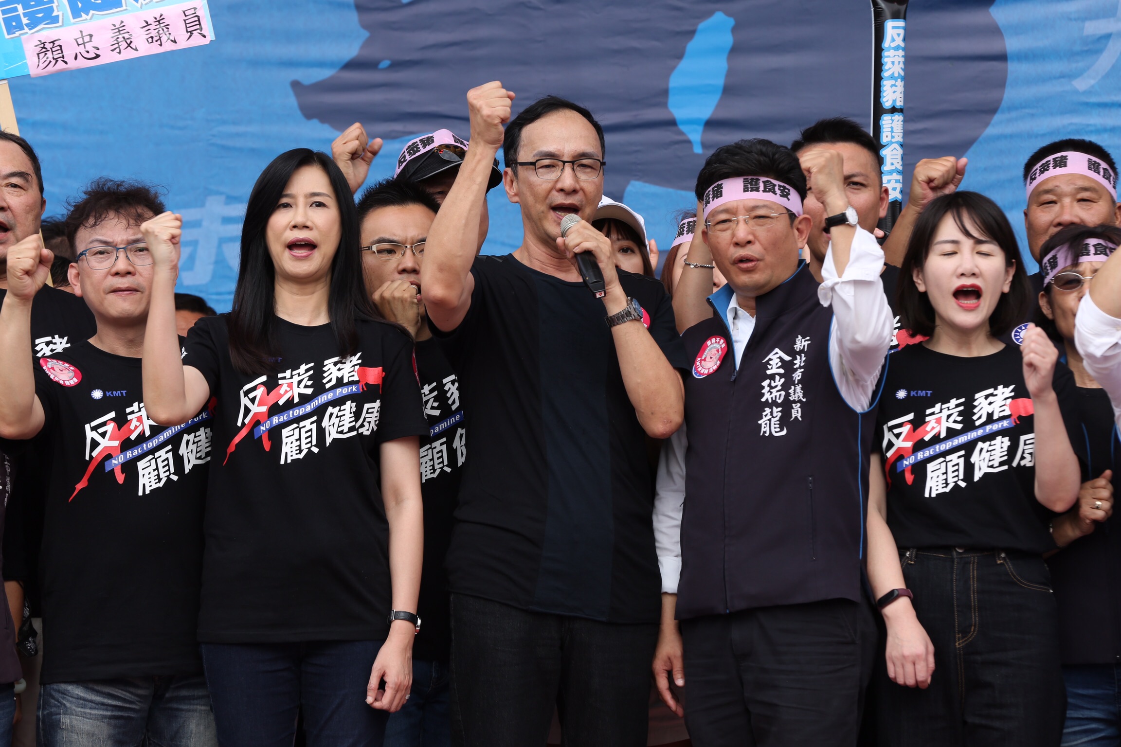 前新北市長朱立倫也出席活動致詞，認為民進黨政府說的與做的完全相反，根本是在欺騙民眾。