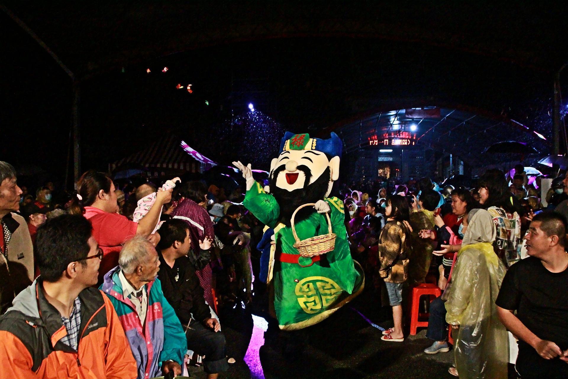 超過千名觀眾在瑞芳國中欣賞九天民俗技藝團演出。(紙風車劇團提供)