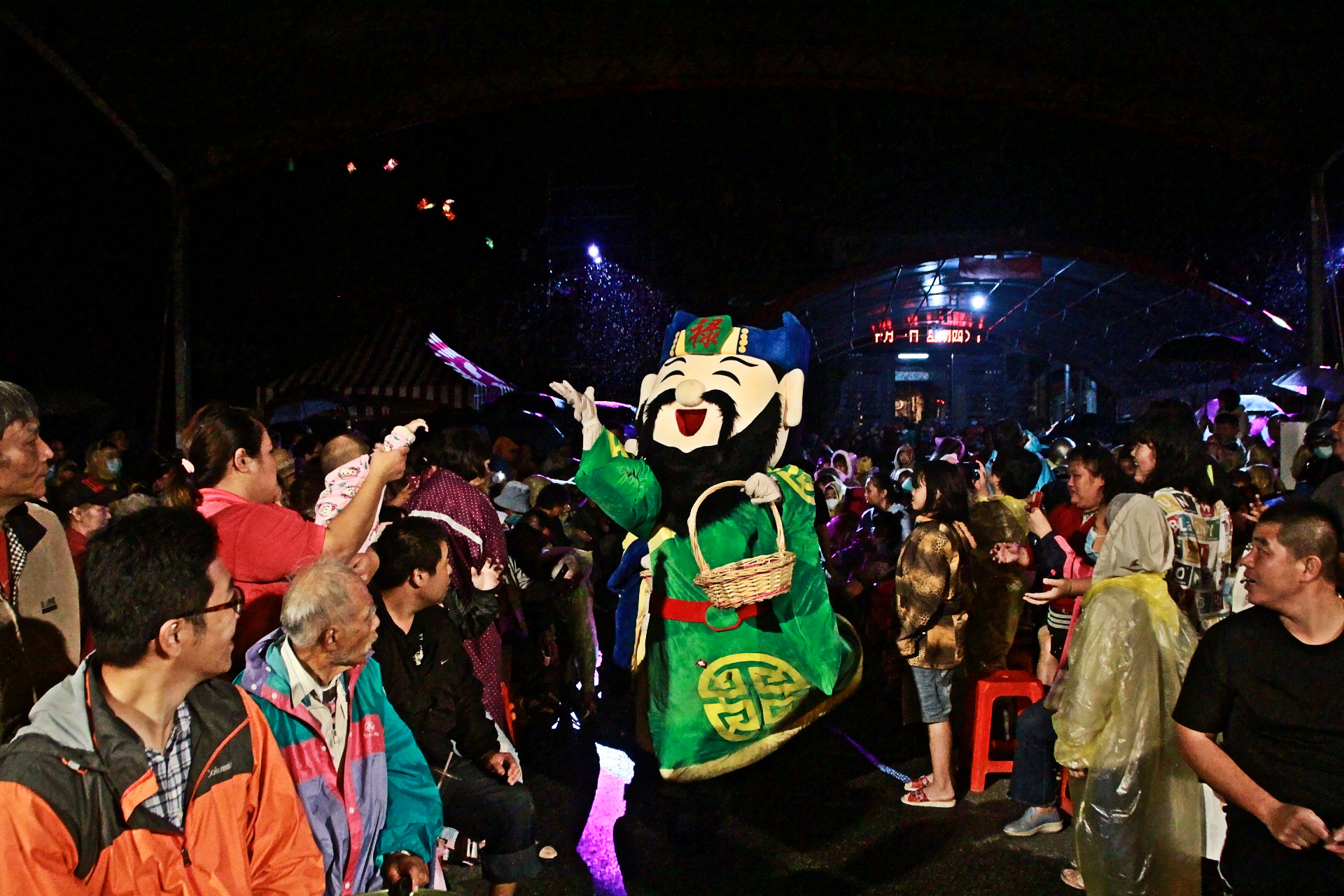 超過千名觀眾在瑞芳國中欣賞九天民俗技藝團演出。（紙風車劇團提供）