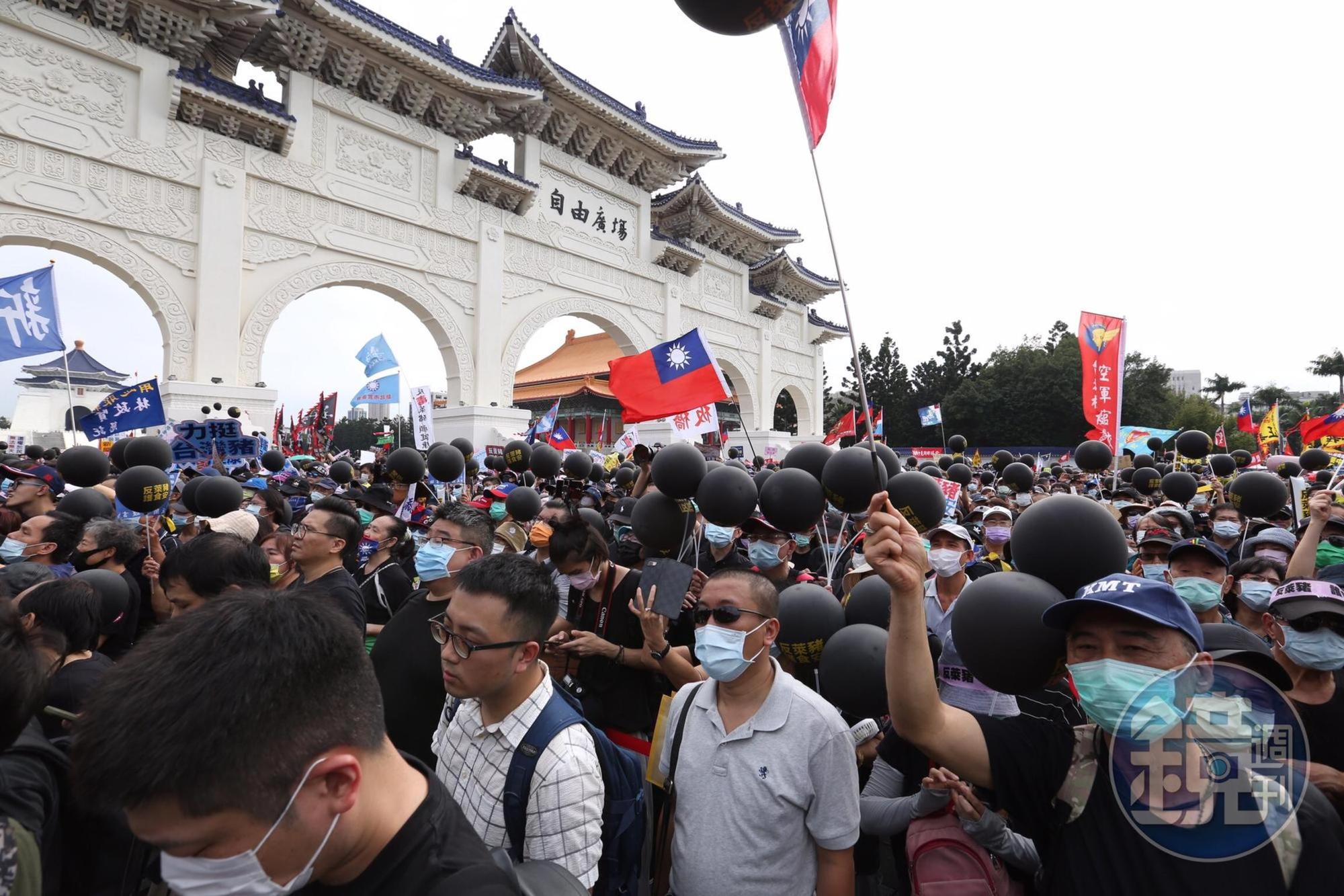 今年秋鬥遊行以「反萊豬、反雙標、反黨國」作為遊行主軸，國民黨與民眾黨也首度組隊參與。