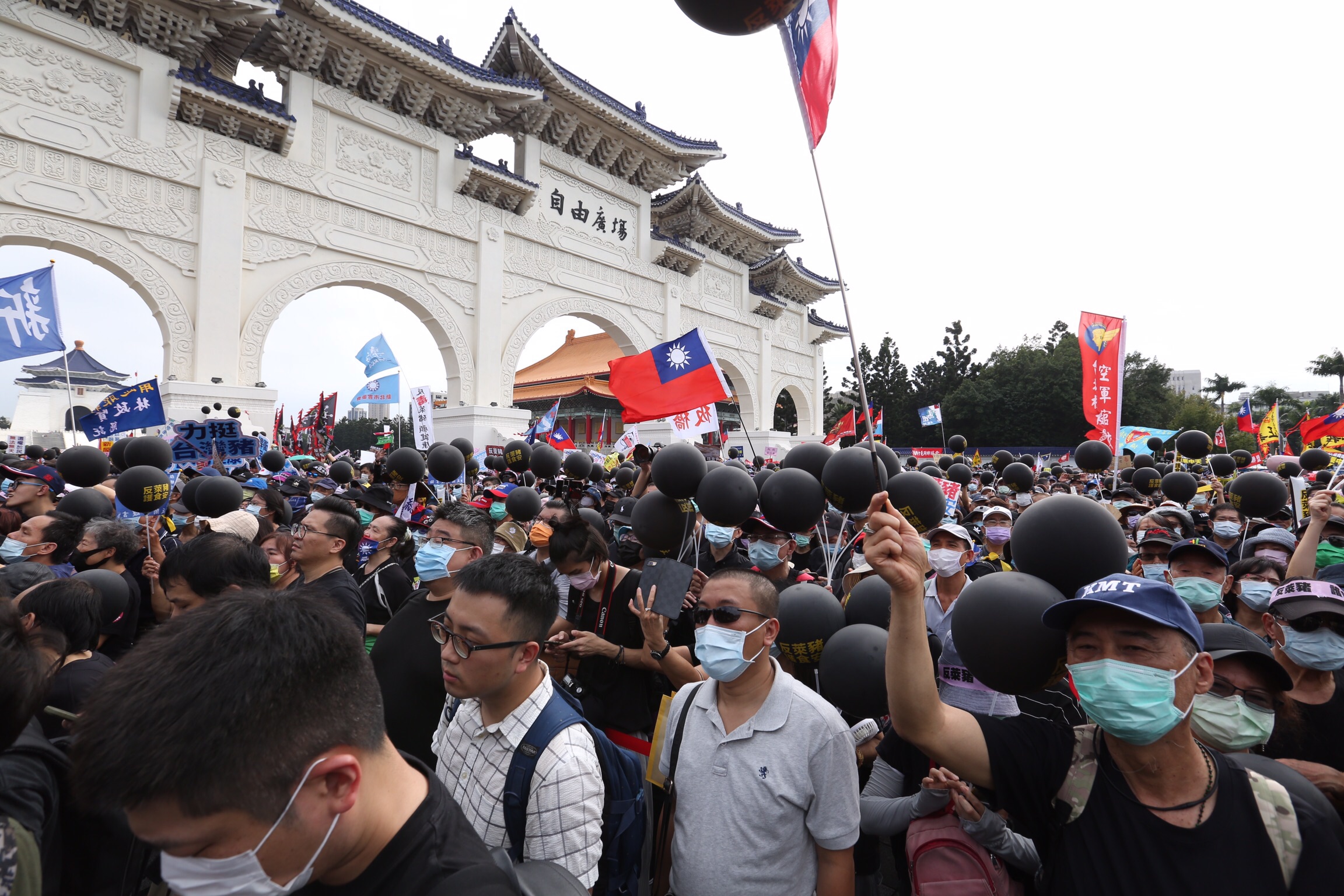 今年秋鬥遊行以「反萊豬、反雙標、反黨國」作為遊行主軸，國民黨與民眾黨也首度組隊參與。