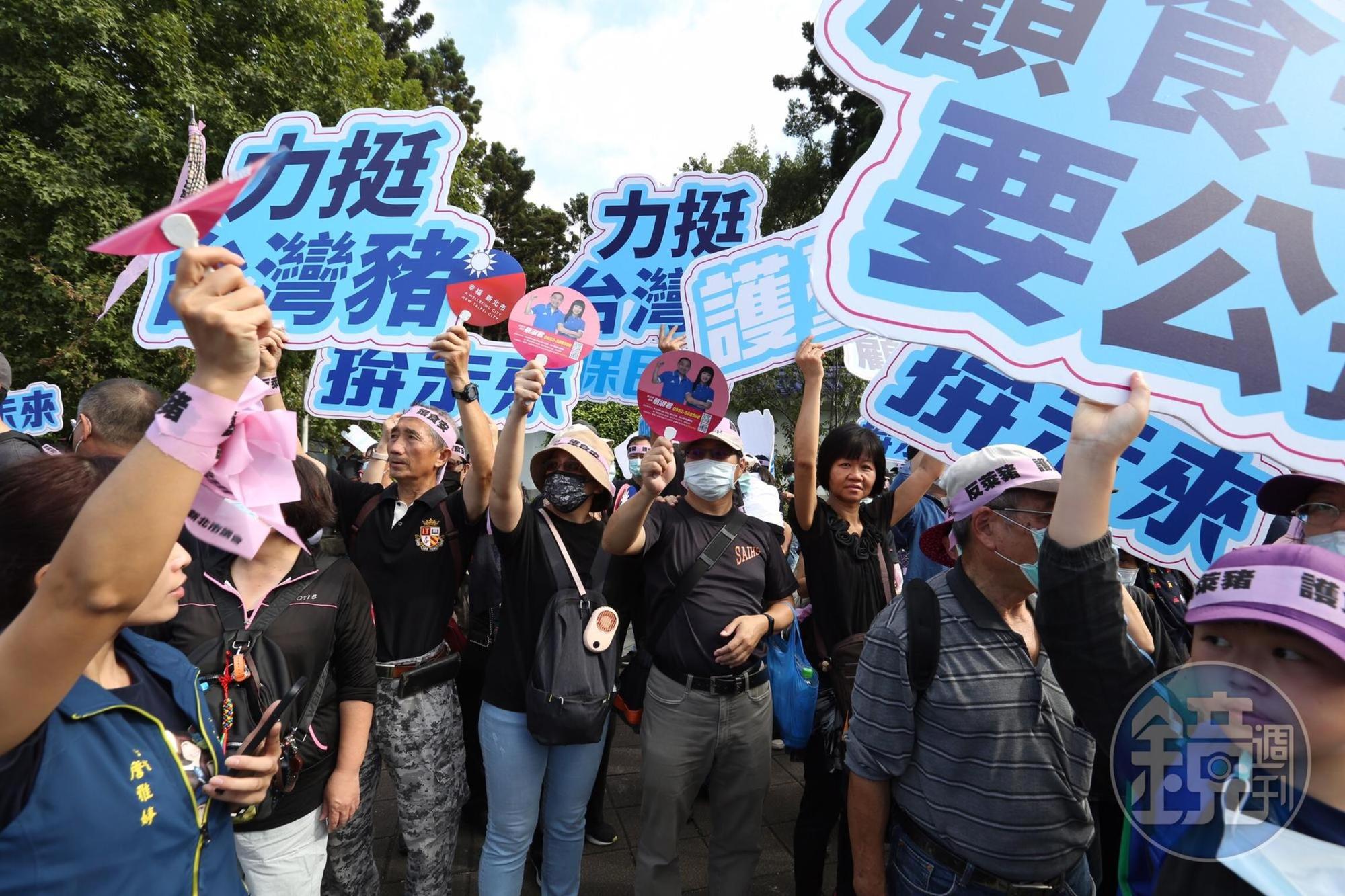 今年秋鬥遊行以「反萊豬、反雙標、反黨國」作為遊行主軸，主辦單位宣稱有5萬人走上街頭參與。