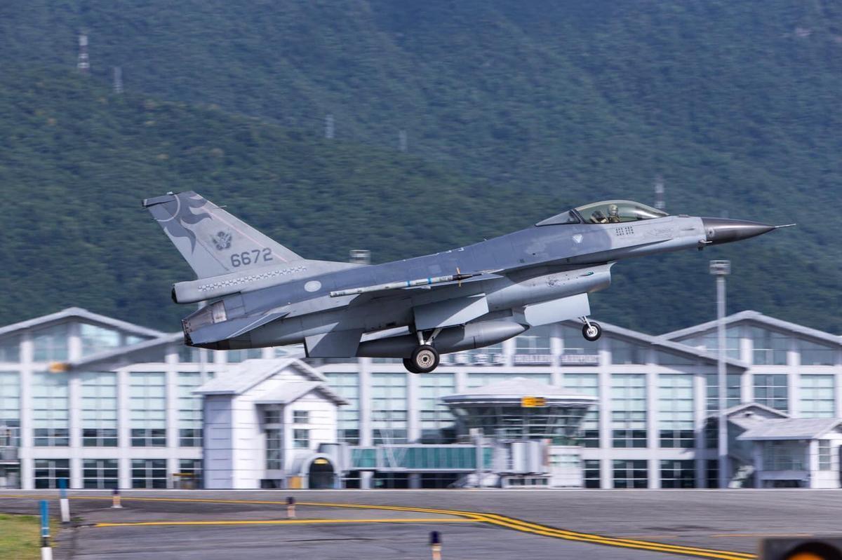 蔣正志上校駕駛F-16戰機目前持續失聯，不料同隊的士官長昨驚傳輕生。圖為F-16失聯戰機檔案照。（翻攝自國防部發言人臉書粉專／軍聞社提供）