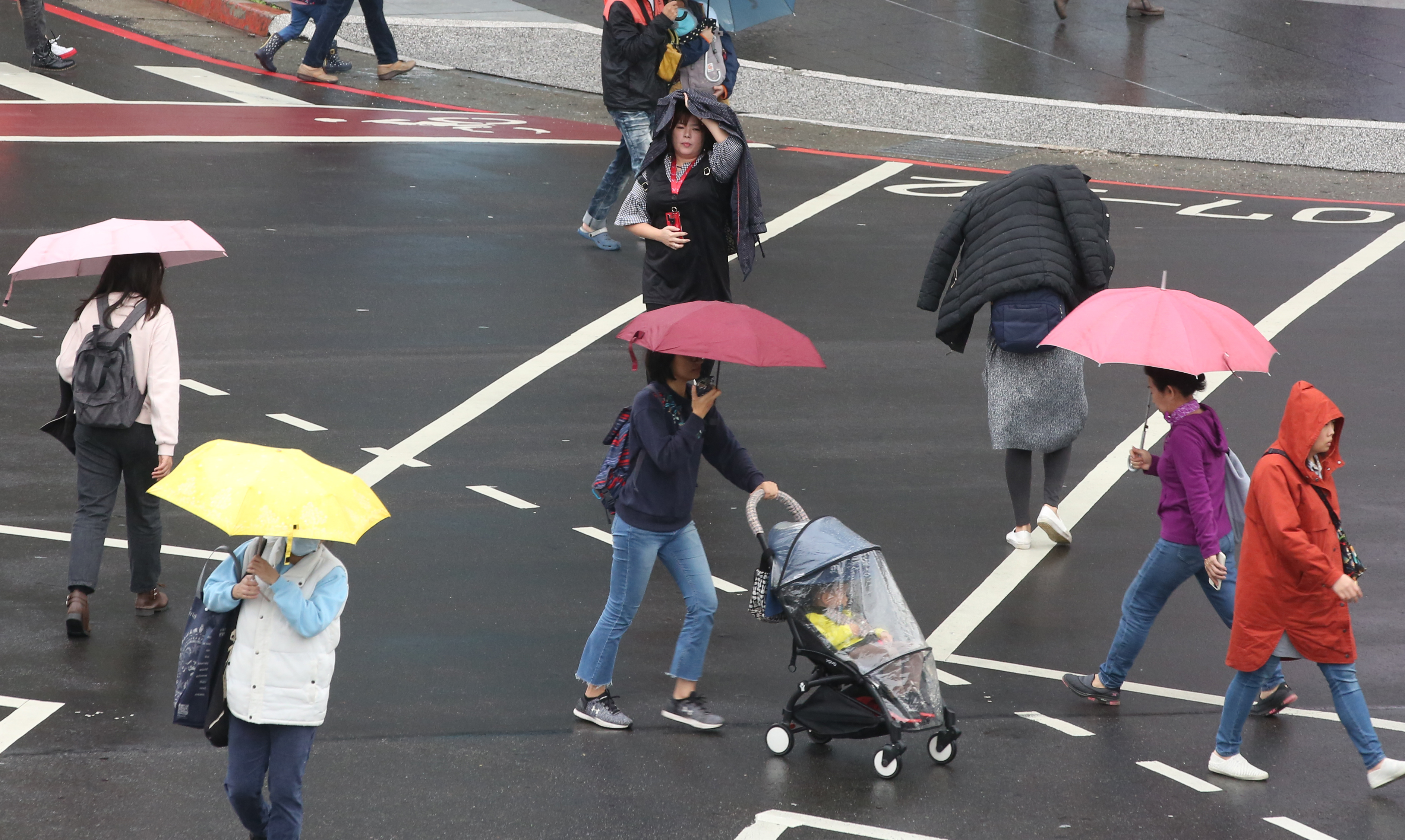 今天北、東部降溫轉濕涼，週三、四轉東風天氣回穩，週五又有較強冷空氣南下。（本刊資料照）