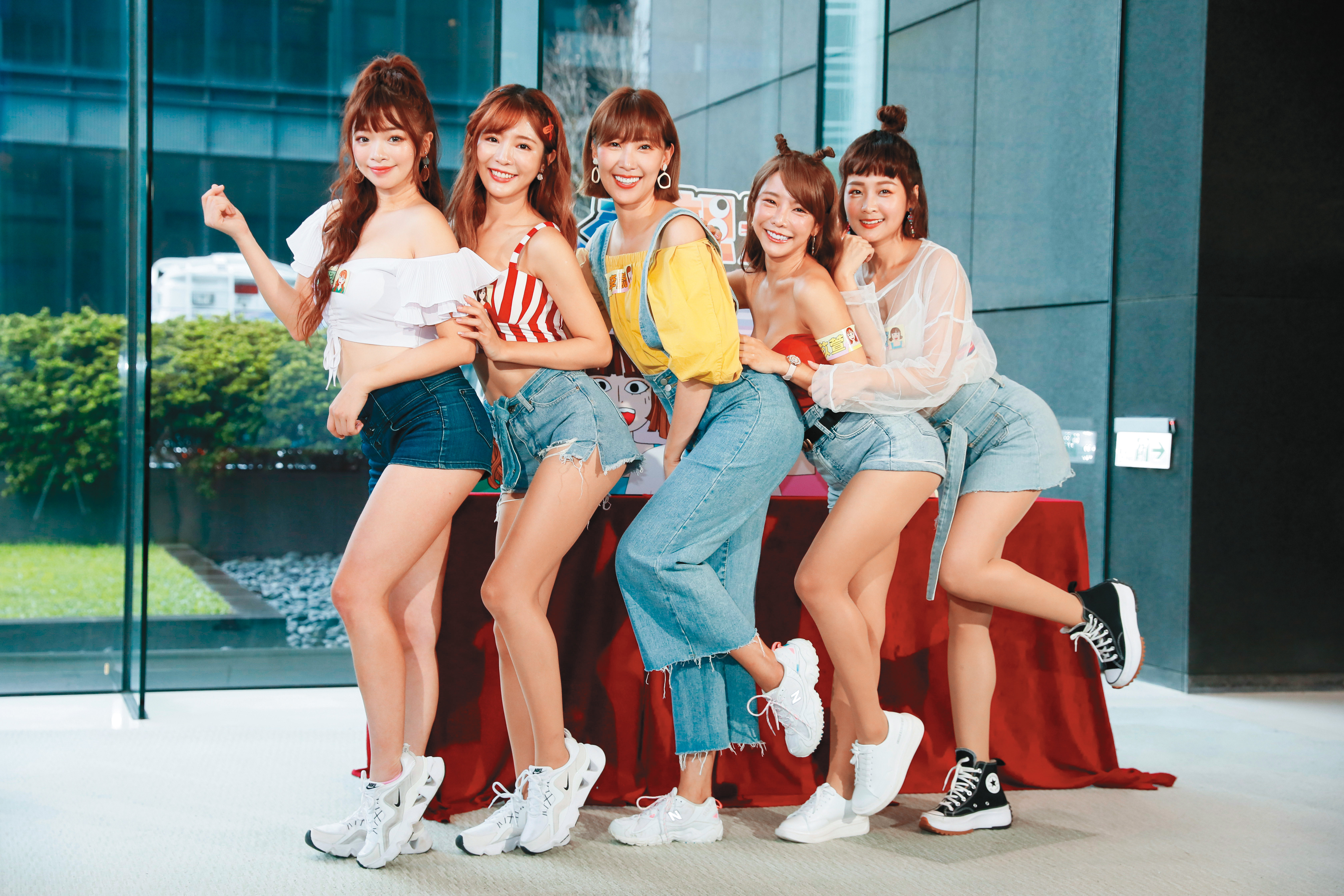 倪暄（左二）近來接下新工作，擔任《懿想天開》主持群。左起為曲羿、李懿、巫苡萱與籃靖玟。