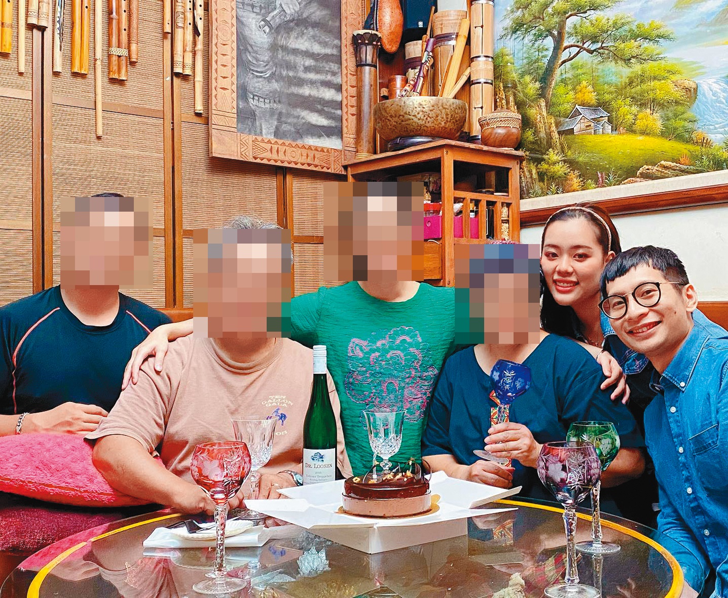 紫布爾正若(右二)大方邀請逸祥(右)參加家庭聚會。(翻攝自紫布爾正若臉書)