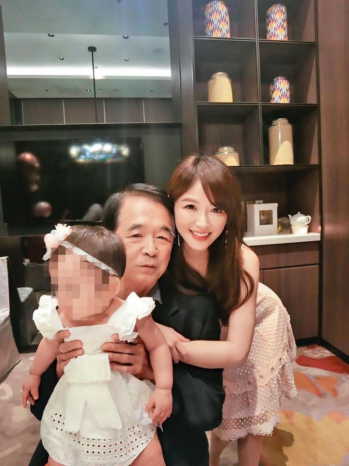 王應傑（中）相當疼愛子女孫兒，因此談起婚姻話題，在親情與愛情中間顯得兩難。右為女兒王怡仁。（翻攝王應傑臉書）