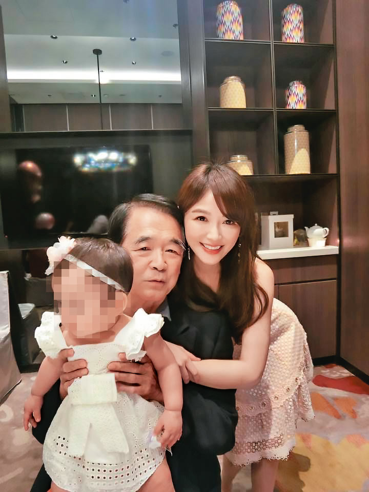 王應傑（中）相當疼愛子女孫兒，因此談起婚姻話題，在親情與愛情中間顯得兩難。右為女兒王怡仁。（翻攝王應傑臉書）